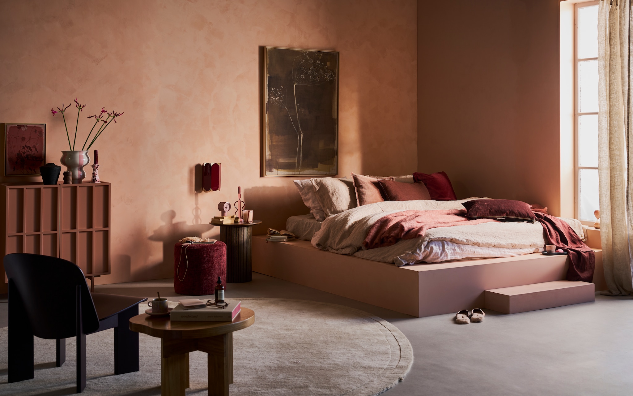 Muurverf Fresco in Pale Terracotta, per liter € 57,75 (pure-original.com). Mdf kledingkasten Sill van Ferm Living, 70x40x200 cm (bxdxh) € 1289,-, roze glasvezel kruk Pillar Marshmallow van &K Amsterdam € 121,99 (vtwonen.nl/shop). Kledinghanger, set van 4 € 39,-, offwhite opbergbox € 17,-, roze krat € 6,-, theeglas, set van 2 € 55,- (hay.nl). Witte keramieken vaas met ruffle € 39,99, houten Jenga-spel € 13,99 (sissy-boy.com). Mohair dekens, per stuk vanaf € 249,- (bymolle.com). Kunststof stoel Panton van Vitra € 345,- (loods5.nl/design). Notitieboeken, vanaf € 9,90, beige kandelaar € 32,90, zwart houten dienblad € 55,90 (letoile.store). Roze keramieken kop € 14,95, beige keramieken kop € 11,- (paviljoennoord.com). Lichtroze stenen vaas Organic Cream M € 57,95, glazen tafellamp Lounge in Mocha € 395,- (hkliving.com). Roze, platte ronde vaas € 24,-, katoenen vloerkleed Terry in Magnolia, 160x230 cm (bxh) € 599,- (festamsterdam.com). Zwarte vaas € 49,99 (zarahome.com). Roze vaas met textuur € 332,-, roze opbergbox € 56,-, notitieboeken geschept papier, per stuk vanaf € 25,70 (badenbaden.nl). Houten waxinelichthouder € 23,- (homestede.nl). Blousejurk € 129,95, linnen dekbedovertrek met bijpassende kussenslopen in Clayrose en Rosewood, per stuk vanaf € 209,- (yumeko.nl). Donkerpaarse keramieken bijzettafel Pawn € 299,- (loods5.nl/design). Stalen hemelbed Bedframe 02, vanaf € 1250,- (robuust.com). Doek over hemelbed, gemaakt van linnen Valloire van Designers Guild, per meter € 107,- (wva.nl). Schapenvacht kussen € 62,-, roze nepbonten kussen € 99,-, kussen met kleurverloop € 99,- (homestede.nl). Schilderij Angelica on black € 525,- (maartjevandennoort.nl). Ivoren bijzettafel € 595,- (brechtjeolsthoorn.nl). Witte kandelaar € 17,99 (karwei.nl). Overig privébezit. vtwonen 02-2024 | styling Danielle Verheul | fotografie Jeroen van der Spek