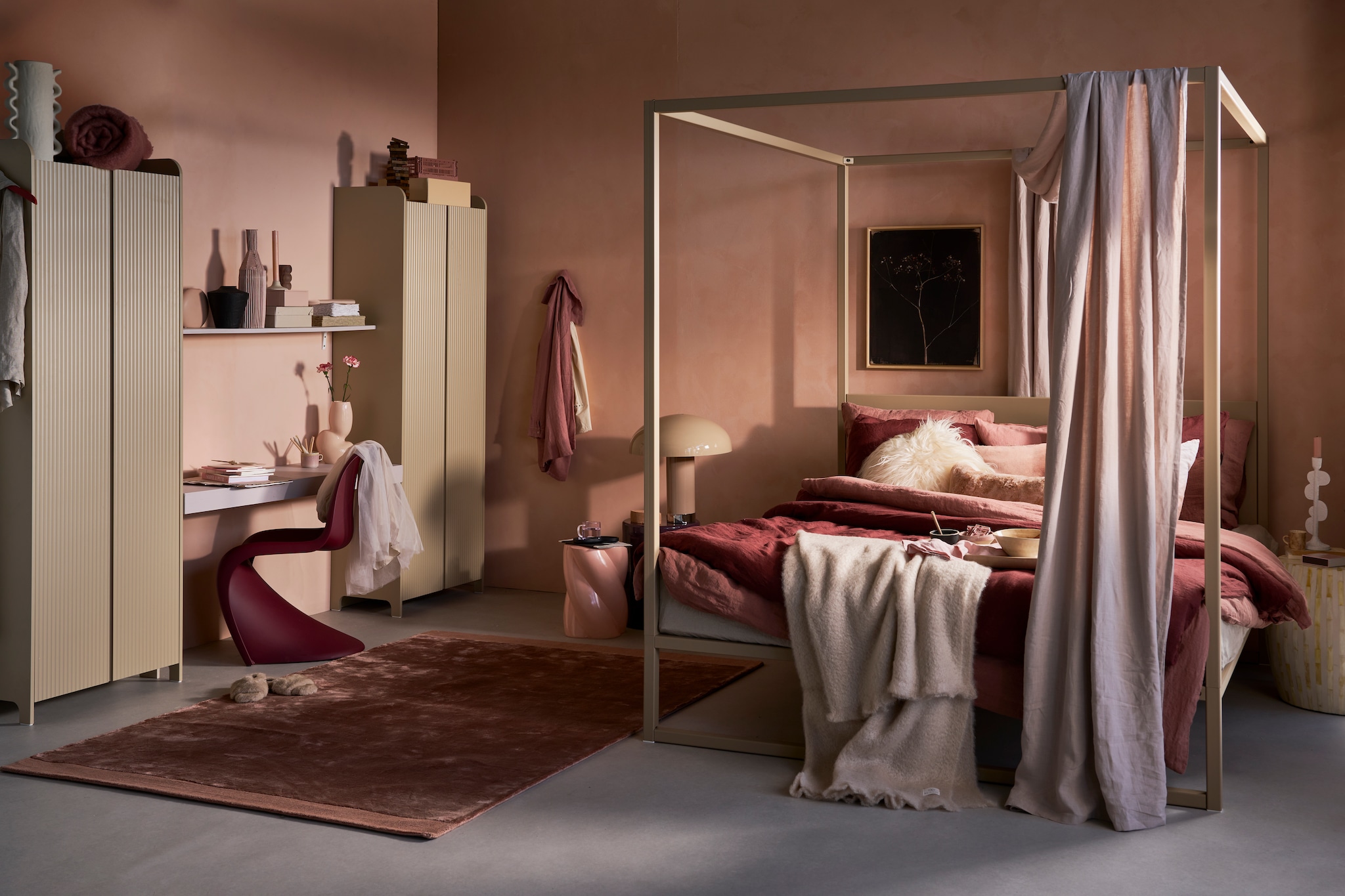 Muurverf Fresco in Pale Terracotta, per liter € 57,75 (pure-original.com). Mdf kledingkasten Sill van Ferm Living, 70x40x200 cm (bxdxh) € 1289,-, roze glasvezel kruk Pillar Marshmallow van &amp;K Amsterdam € 121,99 (vtwonen.nl/shop). Kledinghanger, set van 4 € 39,-, offwhite opbergbox € 17,-, roze krat € 6,-, theeglas, set van 2 € 55,- (hay.nl). Witte keramieken vaas met ruffle € 39,99, houten Jenga-spel € 13,99 (sissy-boy.com). Mohair dekens, per stuk vanaf € 249,- (bymolle.com). Kunststof stoel Panton van Vitra € 345,- (loods5.nl/design). Notitieboeken, vanaf € 9,90, beige kandelaar € 32,90, zwart houten dienblad € 55,90 (letoile.store). Roze keramieken kop € 14,95, beige keramieken kop € 11,- (paviljoennoord.com). Lichtroze stenen vaas Organic Cream M € 57,95, glazen tafellamp Lounge in Mocha € 395,- (hkliving.com). Roze, platte ronde vaas € 24,-, katoenen vloerkleed Terry in Magnolia, 160x230 cm (bxh) € 599,- (festamsterdam.com). Zwarte vaas € 49,99 (zarahome.com). Roze vaas met textuur € 332,-, roze opbergbox € 56,-, notitieboeken geschept papier, per stuk vanaf € 25,70 (badenbaden.nl). Houten waxinelichthouder € 23,- (homestede.nl). Blousejurk € 129,95, linnen dekbedovertrek met bijpassende kussenslopen in Clayrose en Rosewood, per stuk vanaf € 209,- (yumeko.nl). Donkerpaarse keramieken bijzettafel Pawn € 299,- (loods5.nl/design). Stalen hemelbed Bedframe 02, vanaf € 1250,- (robuust.com). Doek over hemelbed, gemaakt van linnen Valloire van Designers Guild, per meter € 107,- (wva.nl). Schapenvacht kussen € 62,-, roze nepbonten kussen € 99,-, kussen met kleurverloop € 99,- (homestede.nl). Schilderij Angelica on black € 525,- (maartjevandennoort.nl). Ivoren bijzettafel € 595,- (brechtjeolsthoorn.nl). Witte kandelaar € 17,99 (karwei.nl). Overig privébezit. vtwonen 02-2024 | styling Danielle Verheul | fotografie Jeroen van der Spek