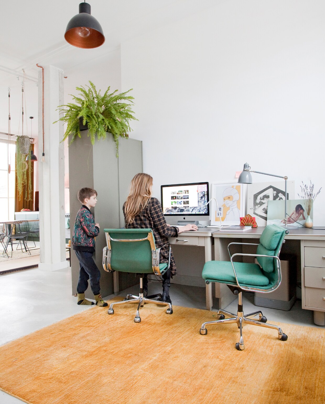 ‘De oude kast en de bureaus zijn van het textielbedrijf geweest. De kast gebruik ik om mijn servies in te bewaren. Het is ook een room divider tussen mijn werkplek en de keuken. Mijn huis is de ideale plek geworden om wonen en werken te combineren.’ Het okergele berberkleed is van Ikea. De bureaustoelen zijn van Eames (Vitra). Hanglamp van Smartwares. Prints op bureau van junique.com. vtwonen 08-2018 | fotografie Jeltje Janmaat | styling Erika Vocking