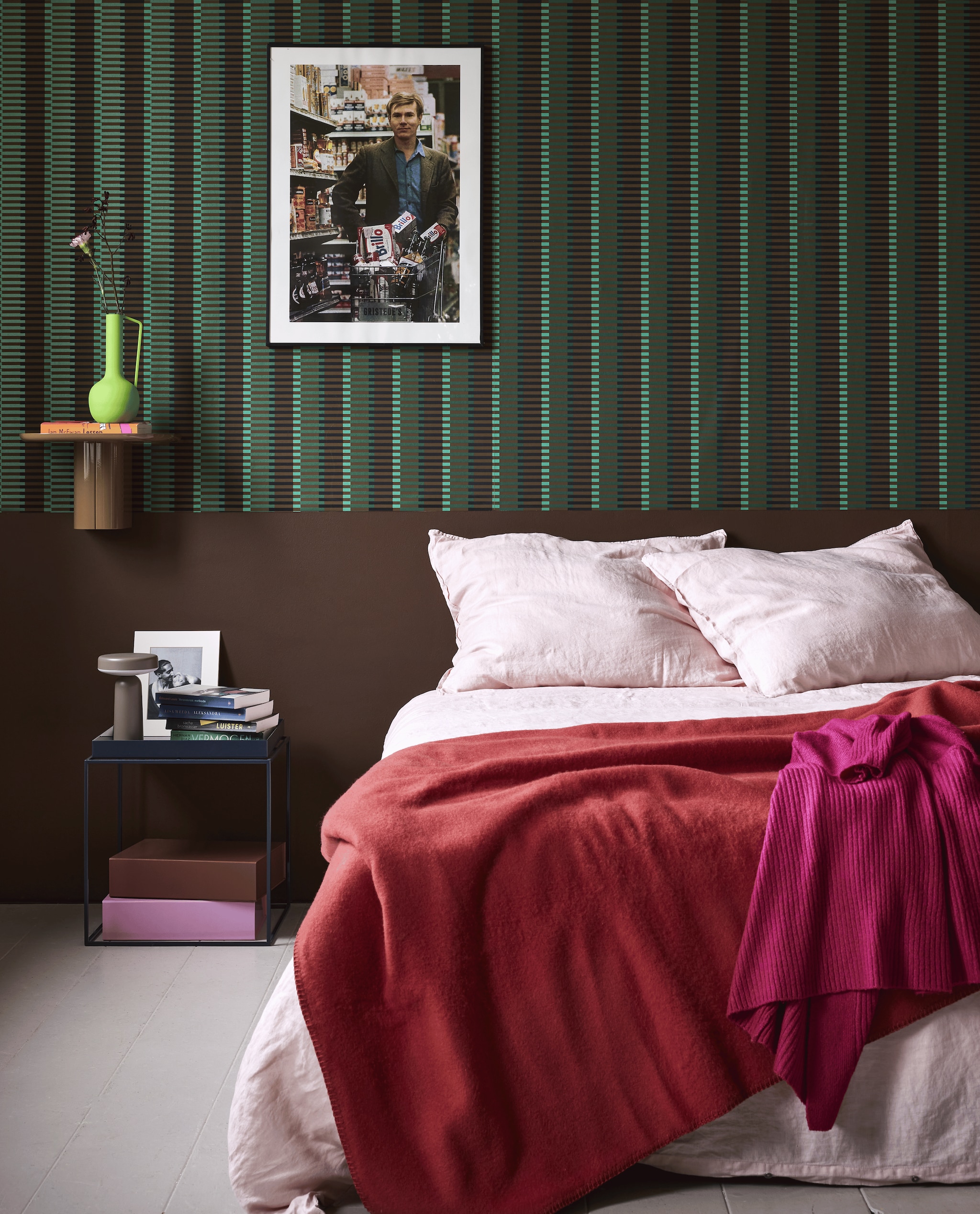 Muurverf Holy Monkey van Lab Paint (vestingh.nl). Behang Folies Jules Emerald, 0,7x10,05 m (bxl)  (masureel.com). Linnen dekbed- overtrek met 2 slopen, 240x220 cm (ikea.nl). Merinowollen deken, 220x240 cm (aabe.nl). Metalen bijzettafel Tray in Deep Blue High Gloss, 40x40x40 cm (bxdxh), gekleurde kartonnen dozen vanaf (hay.nl). Oplaadbare kunststoffen lamp Ease van Muuto  (groenenakker.nl). Aluminium wandplank Korpus van Hay (vtwonen.nl/shop). Metalen vaas Roman (polspotten.com). Overig privbezit. vtwonen 04-2024 | styling Fietje Bruijn | fotografie Alexander van Berge