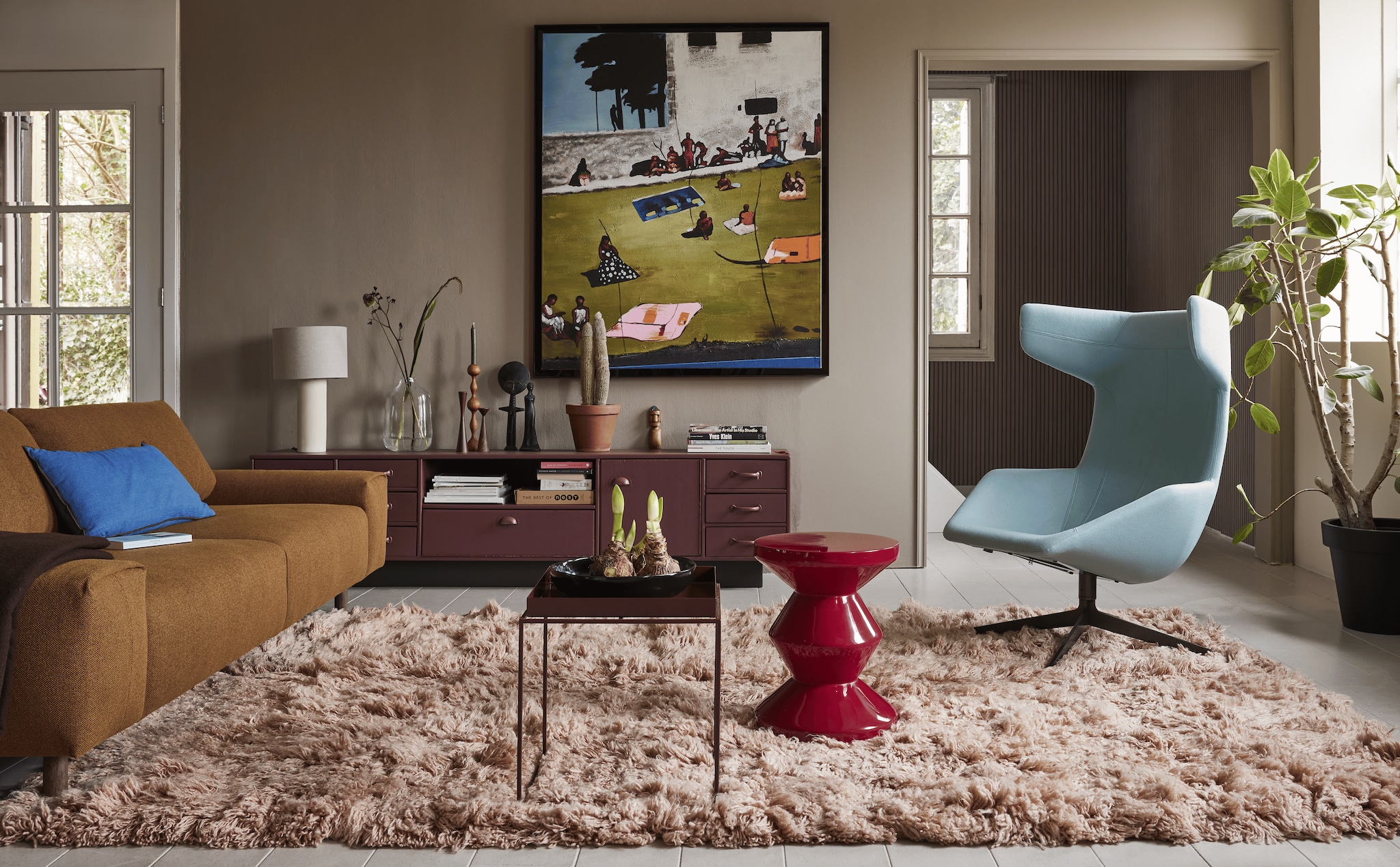 Muurverf Coffee Addict van Lab Paint, lakverf dressoir Merlot Mania van Lab Paint (vestingh.nl). Dressoir, 220x41x44 cm (lxbxh)(com-anders.nl). Polyester driezitsbank Gingerbread van By Fonq, 242x96x79 cm (bxdxh), vloerkleed Fluffy, wol en katoen, 200x300 cm, polyester bijzettafel Zig Zag van Polspotten in Robijnrood, tafellamp Silent van By Fonq, beton en textiel, schilderij Endless Summer van HKliving, kussen Night Sky van HKliving, linnen en katoen, wollen plaid Mono van Hay in Chocolate, 130x180 cm (vtwonen.nl/shop). Vintage fauteuil Take a line for a walk van Moroso (demachinekamer.nl). Glazen vaas Step van Normann Copenhagen (groenenakker.nl). Vierkante metalen bijzettafel Tray in Chocolate High Gloss, 40x40x40 cm (bxdxh) (hay.nl). Overig privbezit. vtwonen 04-2024 | Styling Fietje Bruijn | Fotografie Alexander van Berge