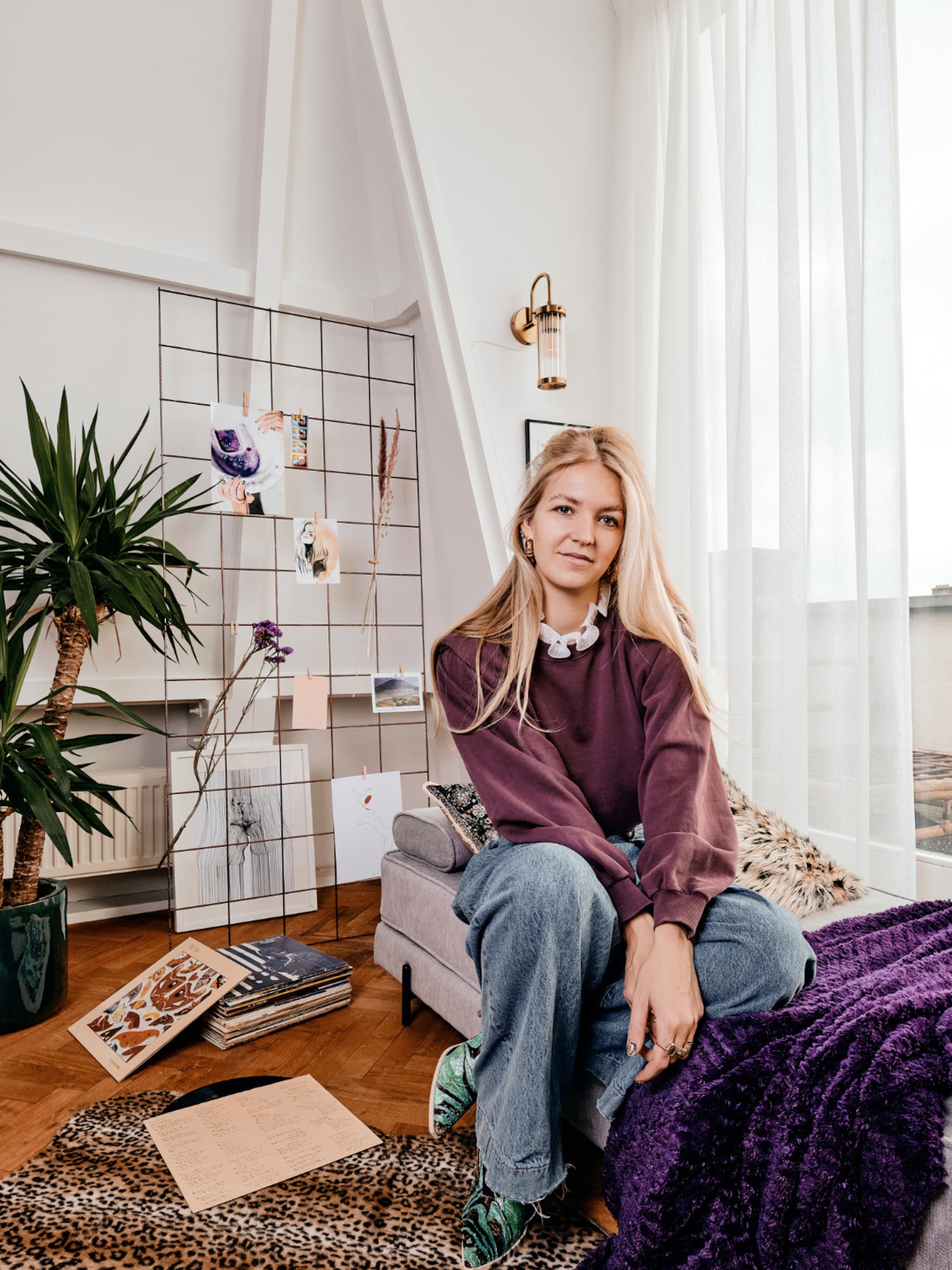 binnenkijken in een amsterdams huurhuis vol vintage kleur en persoonlijkheid