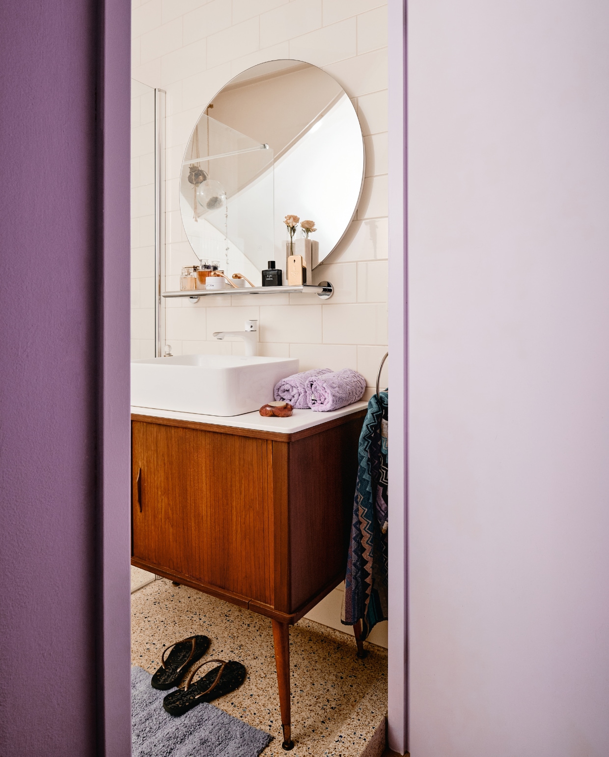 Tegels en douchekraan onbekend. Wastafelmeubel, wasbak en kraan Sixty Fruits. Spiegel Sanitairwinkel. Paarse handdoek Zara Home. Handdoek met dessin Missoni. Badmat Ikea. Rekje House Doctor. vtwonen 06-2021 | productie CocoFeatures | fotografie Roos Oosterbroek