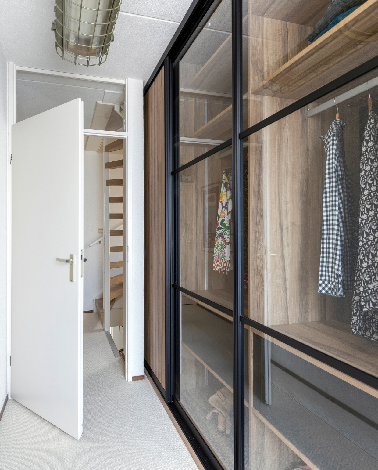Schuifdeurkast met industriële deurpanelen op maat gemaakt, tapijt Schiermonnikoog 020 in 100% wollen boucle effect van Aanhuis Woninginrichting. Overig privébezit. vtwonen weer verliefd op je huis seizoen 13, aflevering 3 | styling Marianne Luning | fotografie Margriet Hoekstra