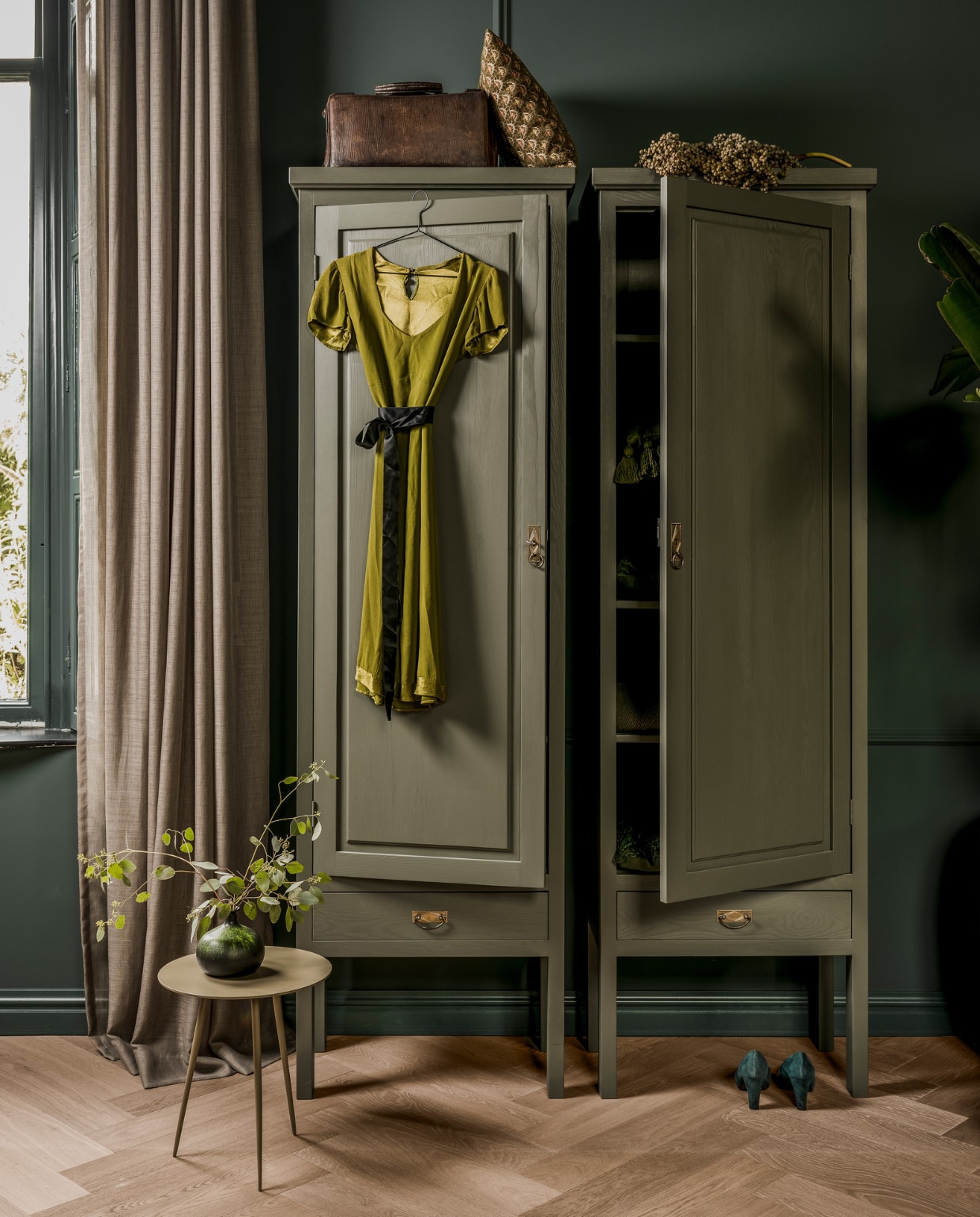 Houten kasten Vertou, 70x40x228 cm (bxdxh), set van 2 € 1890,- (old-basics.nl). Gedessineerd kussen, 30x30 cm  € 21,50 (ochreandred.nl). IJzeren bijzet- tafel Supreme M van Leitmotiv in mosgroen € 108,99 (vtwonen.nl). Overig privébezit. vtwonen 12-2022 | styling Moniek Visser | fotografie Denise Pronk | assistentie Randy Birahy