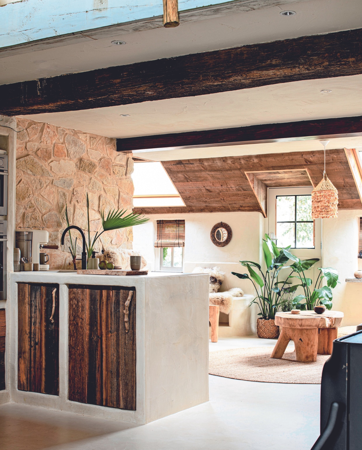 Hanglampen Loods 5, eetkamerstoelen Sika-Design, barkruk Natuurlijk a.s.t., espressomachine One-Touch van Swan, naaldhouten planken Frank Pouwer, schelpenlamp souvenir uit Brazilië. Keukenkasten en -lades Barnwoodweb, grepen gemaakt met onderdelen uit de natuur. Bar keuken: deco-stuc/ granito Sienna, muurkleur leemstuc, vloer StucDeco met drie lagen vernis van Ecowonen. vtwonen 02-2024 | productie Inside Homepage | styling Esther Loonstijn | fotografie Louis Lemaire