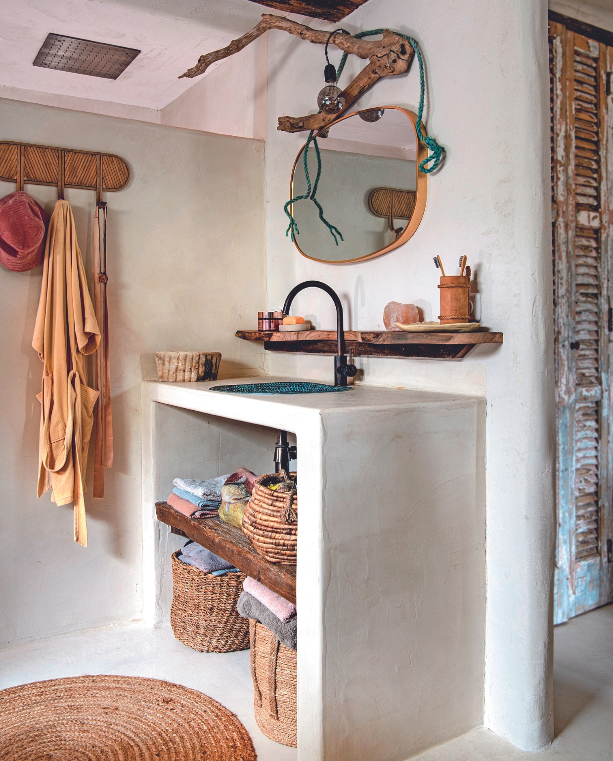 Kapstok, manden en spiegel Loods 5. Vloerkleed H&amp;M Home, iepenhouten wandplank Jack Zoon Tuincreaties, tandenborstelbeker kringloop, kimono Vinted, handdoeken Hema, wandlamp zelfgemaakt, kastdeur Burbri. Vloer StucDeco met drie lagen vernis en leemstuc op de wand van Ecowonen. Overig onbekend. vtwonen 02-2024 | productie Inside Homepage | styling Esther Loonstijn | fotografie Louis Lemaire