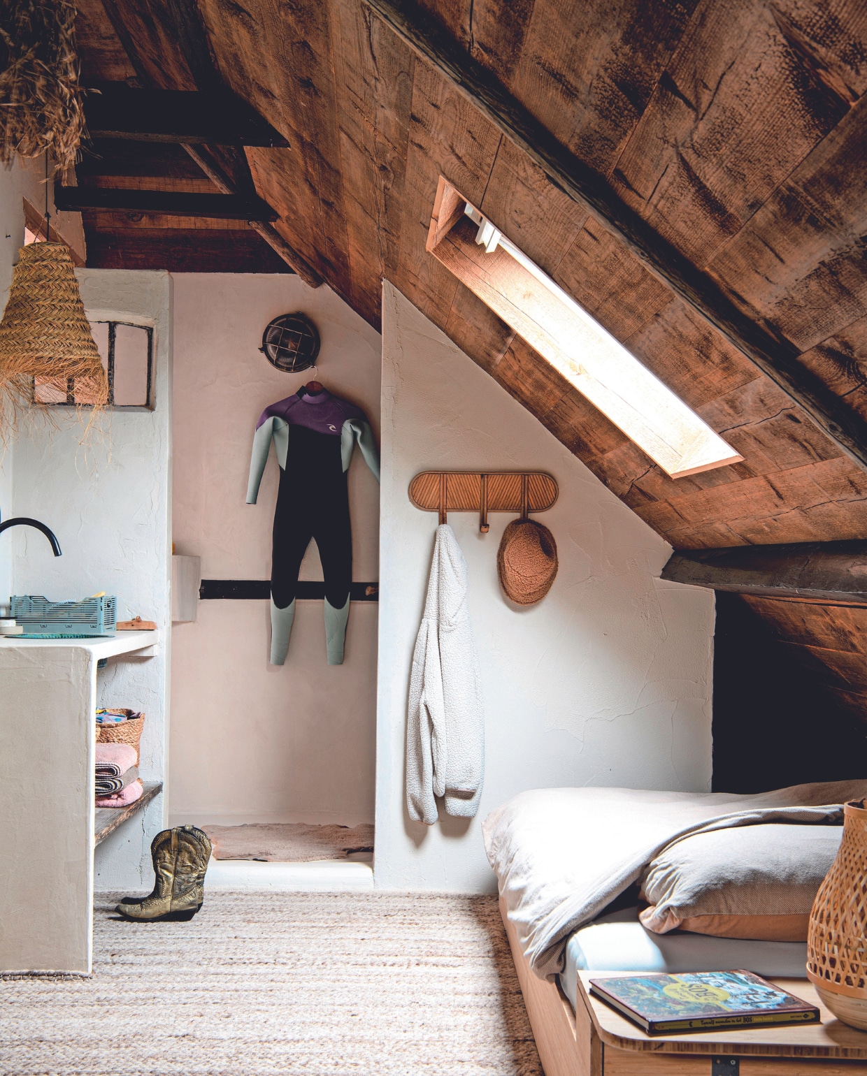 Wetsuit en vest Quicksilver. Cowboylaarzen en hoed Vinted. Vloerkleed en rieten mand Loods 5. Dekbedovertrek Smulderstextiel, hanglamp Maisons du Monde, handdoeken Hema. Overig onbekend. vtwonen 02-2024 | productie Inside Homepage | styling Esther Loonstijn | fotografie Louis Lemaire