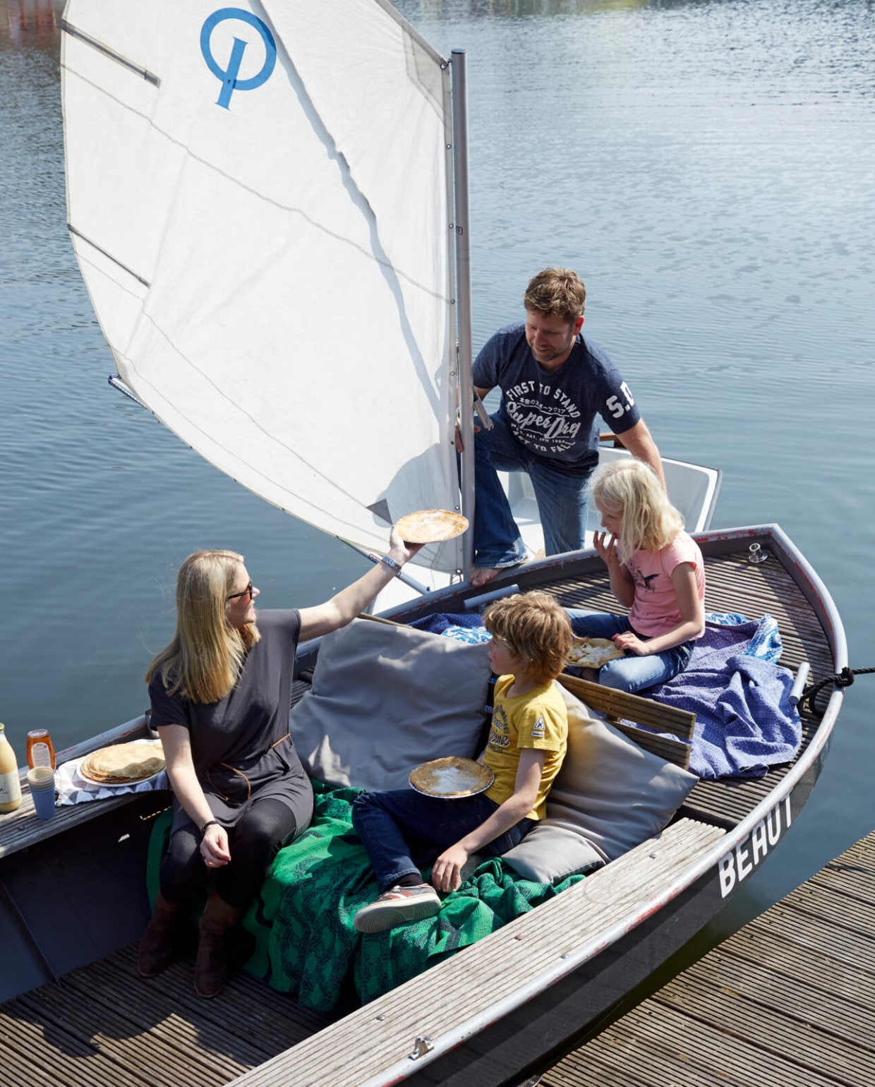 Bij de steiger voor de deur ligt het bootje waarmee het gezin ’s avonds geregeld door de Oudegracht of over de Vecht gaat varen. Een mand vol lekkers aan boord en dan op een mooi rustig plekje picknicken. Plaids van Hypnotized van Flavouritesstore. vtwonen 07-2014 | fotografie Tjitske van Leeuwen | styling Marianne Luning