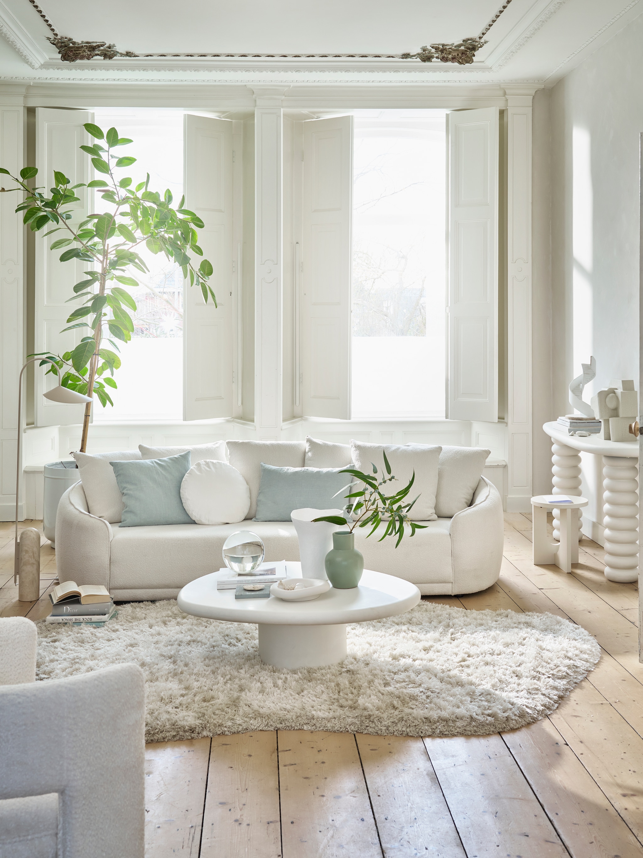 helderwit lichtblauw en polige materialen moodboard voor een fresh en clean interieur