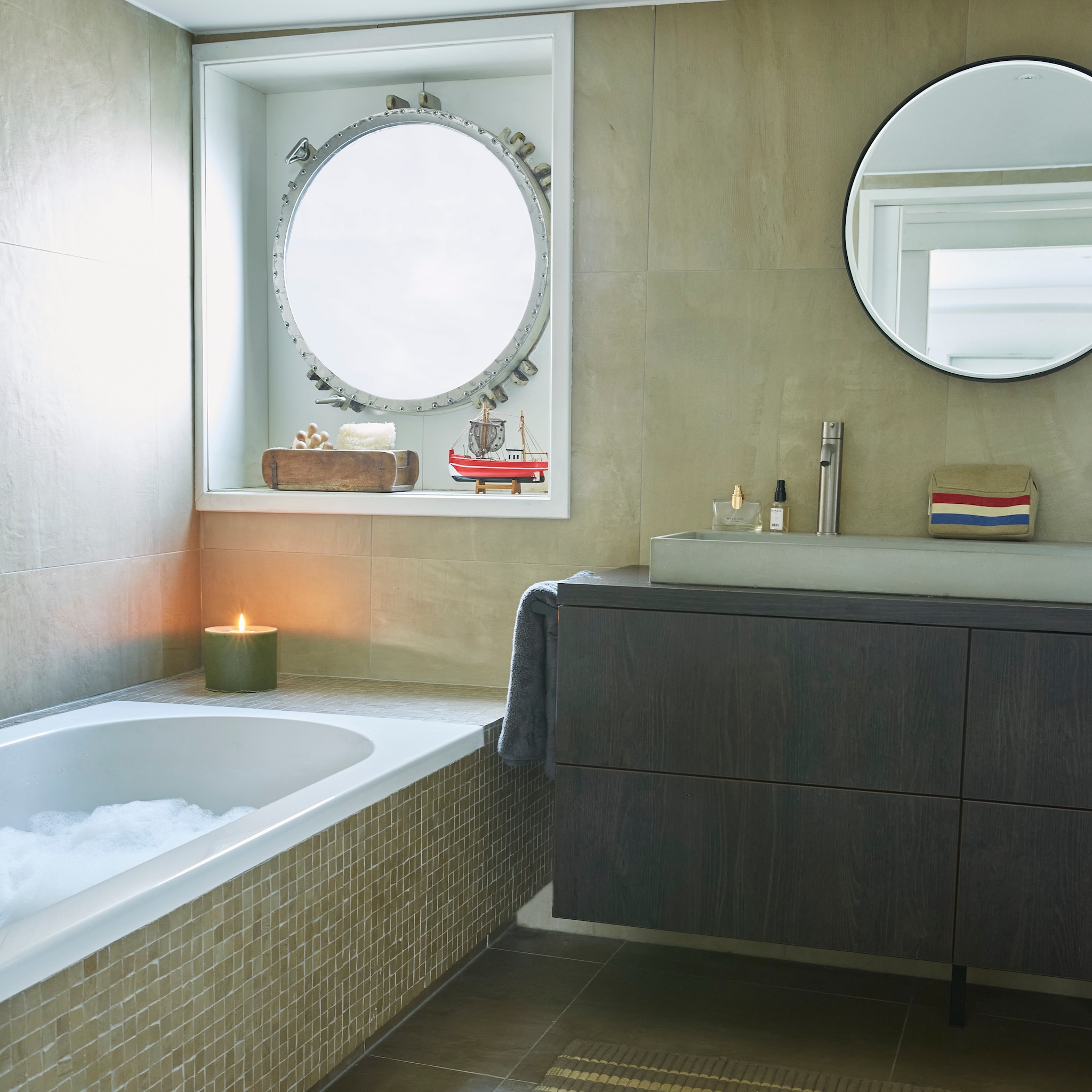 van vochtplekken naar mini spa 7x het mooiste plafond voor je badkamer