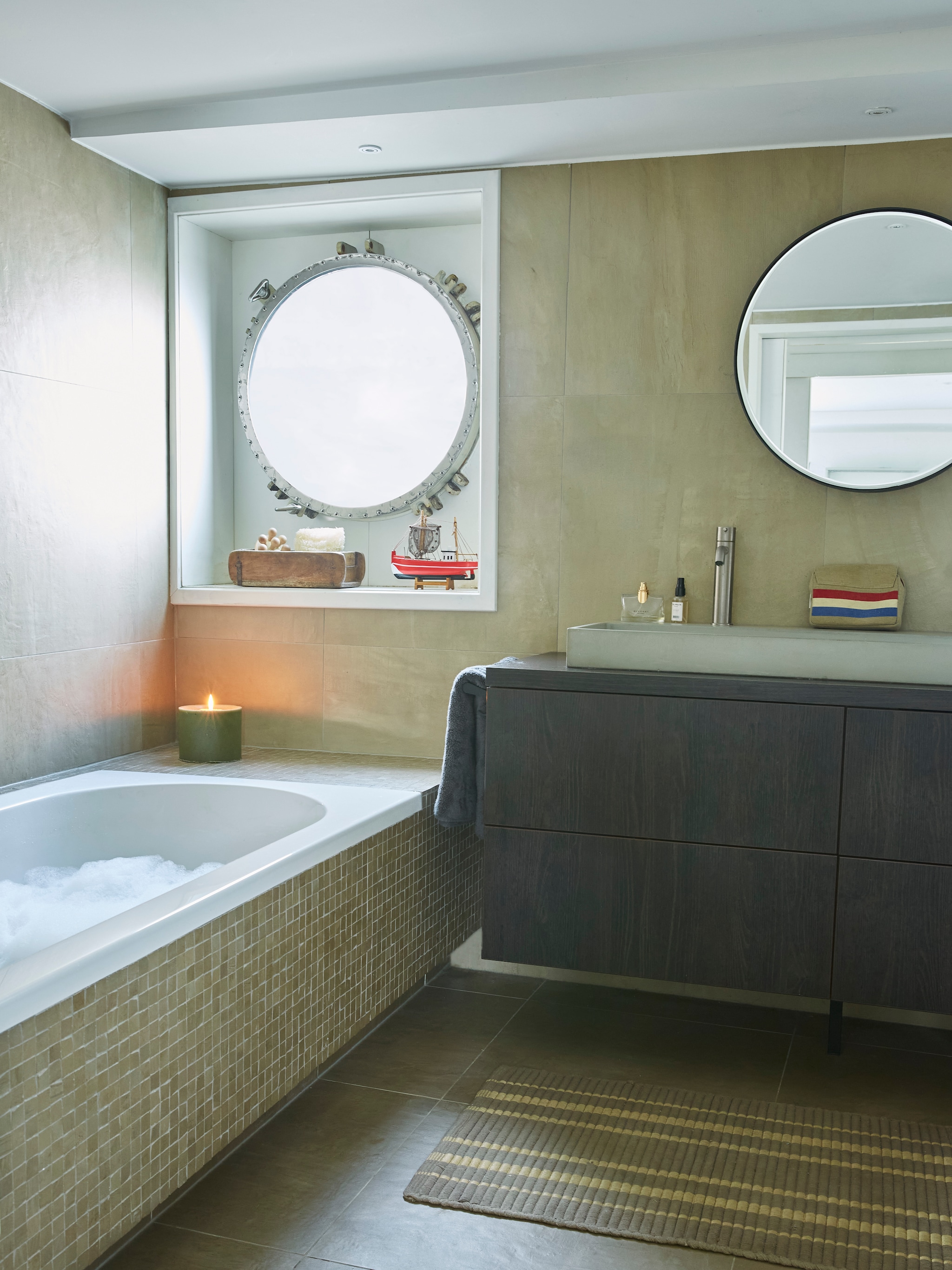 van vochtplekken naar mini spa 7x het mooiste plafond voor je badkamer