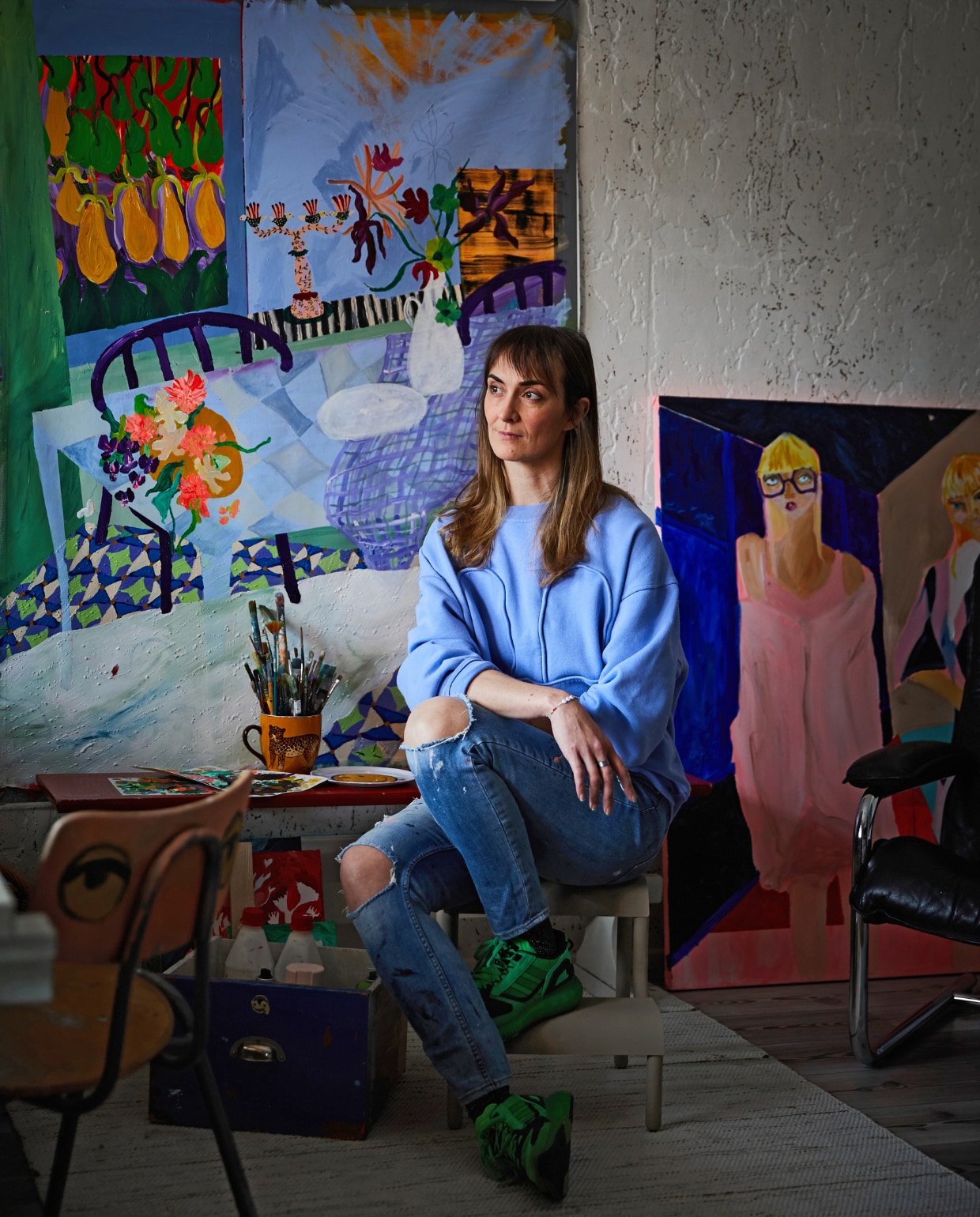 Oude schoolstoel zelf beschilderd. Rode bank en lamp kringloop. Overig onbekend. vtwonen special binnenkijken 121-2024 | productie Living Inside | fotografie Krista Keltanen