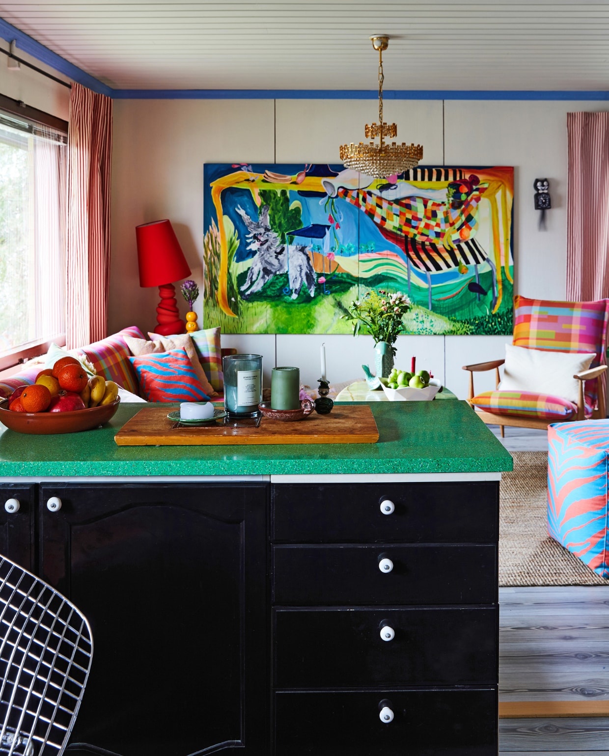 Poef en fauteuil Adea. Groen werkblad Durat. Schilderij Under the Table zelfgemaakt. Kroonluchter van Laura’s grootmoeder. Overig onbekend. vtwonen special binnenkijken 121-2024 | productie Living Inside | fotografie Krista Keltanen