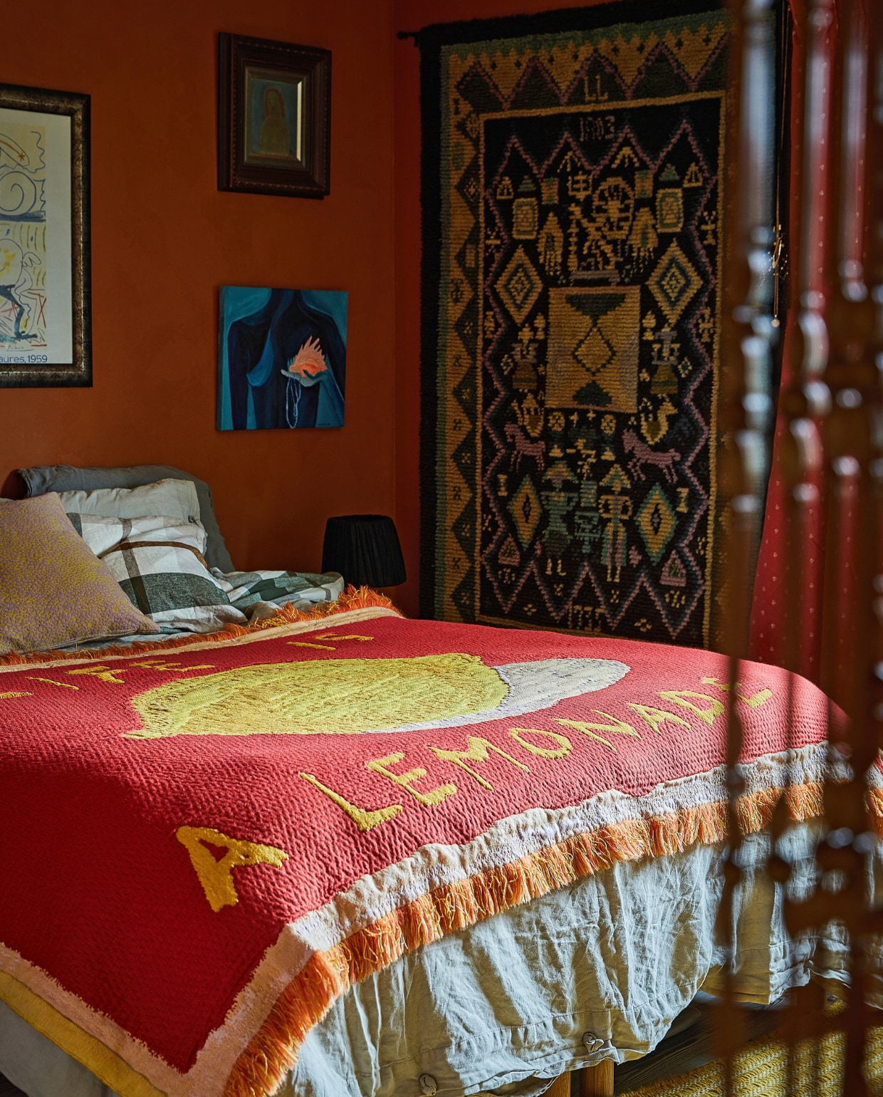 Muurverf N313 van Tikkurila. Deken Life Is a Lemonade zelfgemaakt. Overig onbekend. vtwonen special binnenkijken 121-2024 | productie Living Inside | fotografie Krista Keltanen