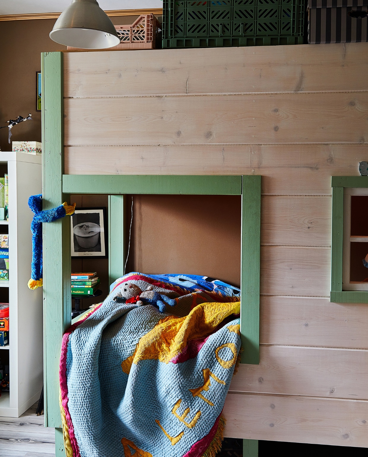 Bedhuisje zelfgemaakt, deken Annala. Overig onbekend. vtwonen special binnenkijken 121-2024 | productie Living Inside | fotografie Krista Keltanen