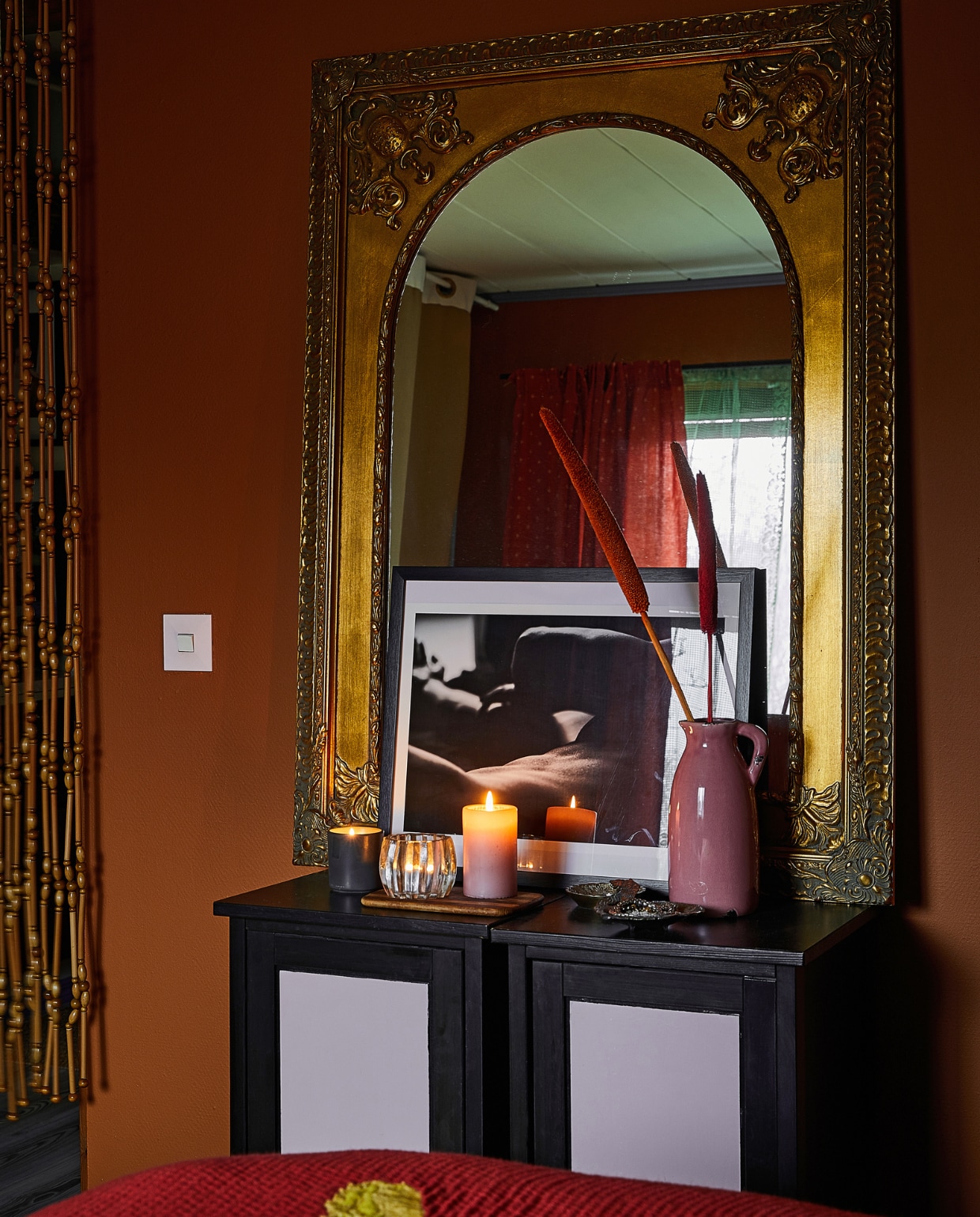 Antieke spiegel rommelmarkt, kunstwerk van acteur en dierbare vriend Mikko Rasila. Overig onbekend. vtwonen special binnenkijken 121-2024 | productie Living Inside | fotografie Krista Keltanen