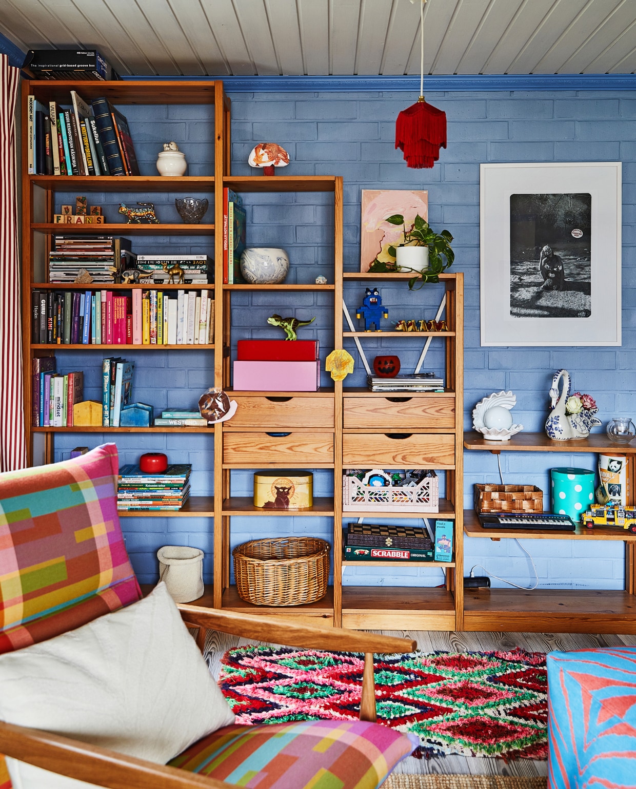 Antieke spiegel rommelmarkt, kunstwerk van acteur en dierbare vriend Mikko Rasila. Overig onbekend. vtwonen special binnenkijken 121-2024 | productie Living Inside | fotografie Krista Keltanen