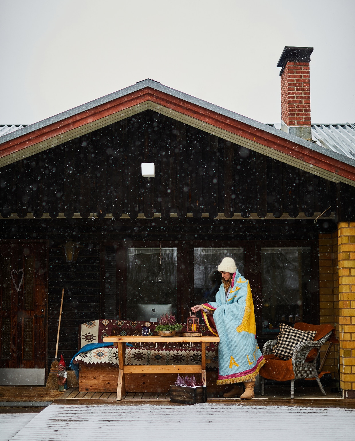 Laura buiten voor haar studio. vtwonen special binnenkijken 121-2024 | productie Living Inside | fotografie Krista Keltanen