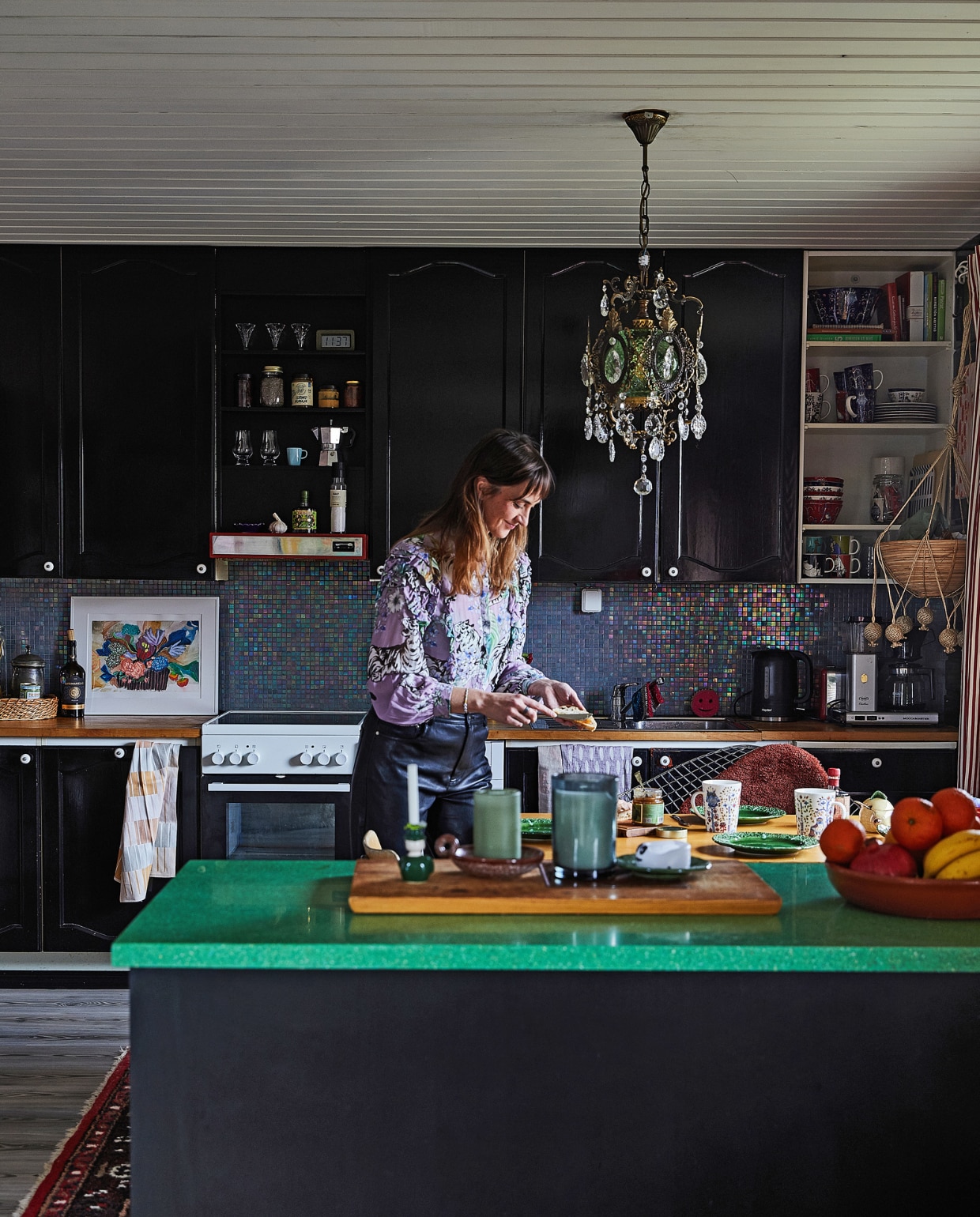 Groen aanrechtblad Durat. Overig onbekend. vtwonen special binnenkijken 121-2024 | productie Living Inside | fotografie Krista Keltanen