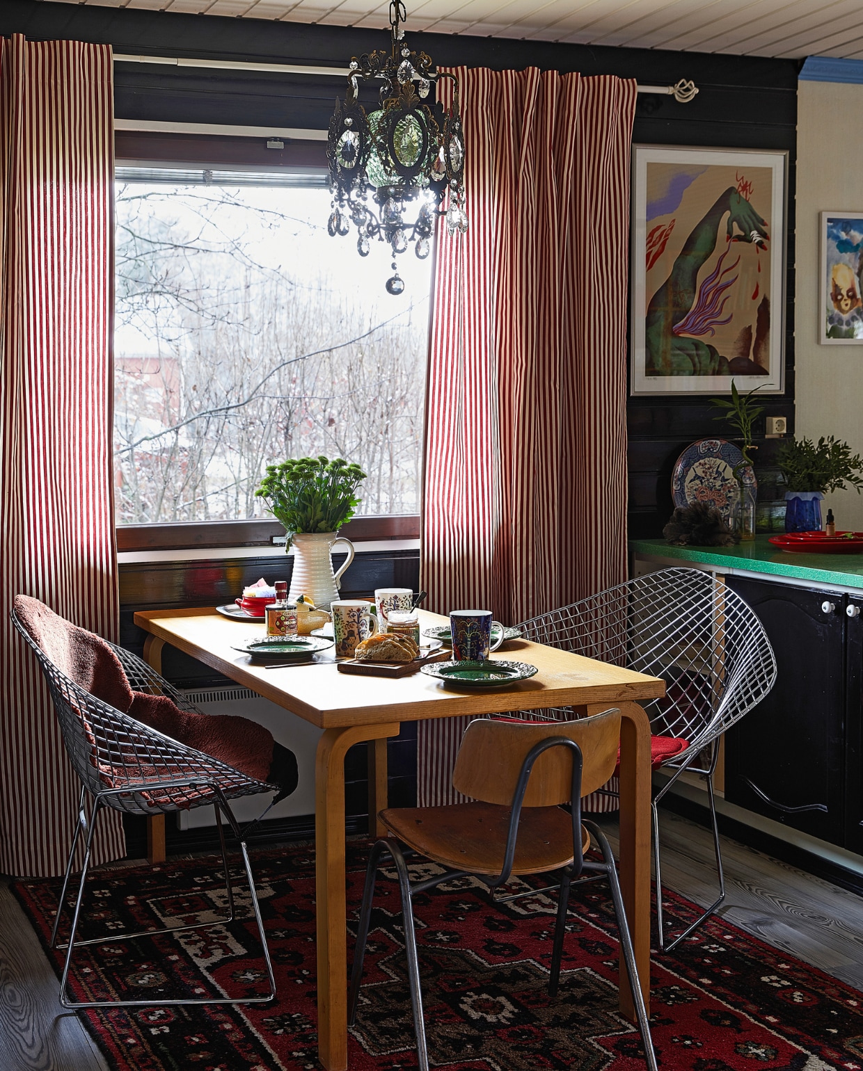 Stoelen Bertoia Diamond, borden met groentethema rommelmarkt, eettafel Artek. Overig onbekend. vtwonen special binnenkijken 121-2024 | productie Living Inside | fotografie Krista Keltanen