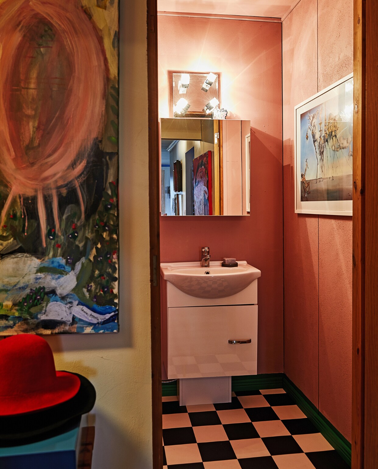 Kunstwerken zelfgemaakt. Overig onbekend. vtwonen special binnenkijken 121-2024 | productie Living Inside | fotografie Krista Keltanen
