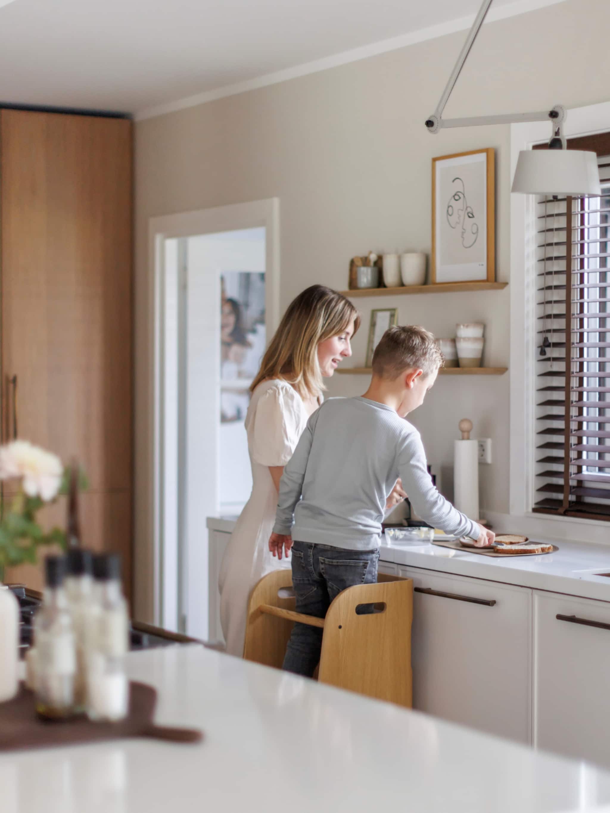binnenkijken in een warme minimalistische gezinswoning onze droom de keuken als hart van het huis