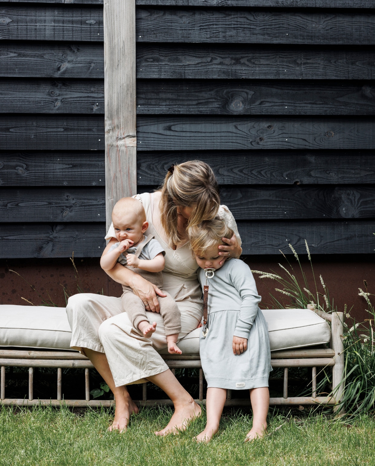 Tuinbank en zitkussen Exotan. vtwonen 03-2024 | fotografie Margriet Hoekstra