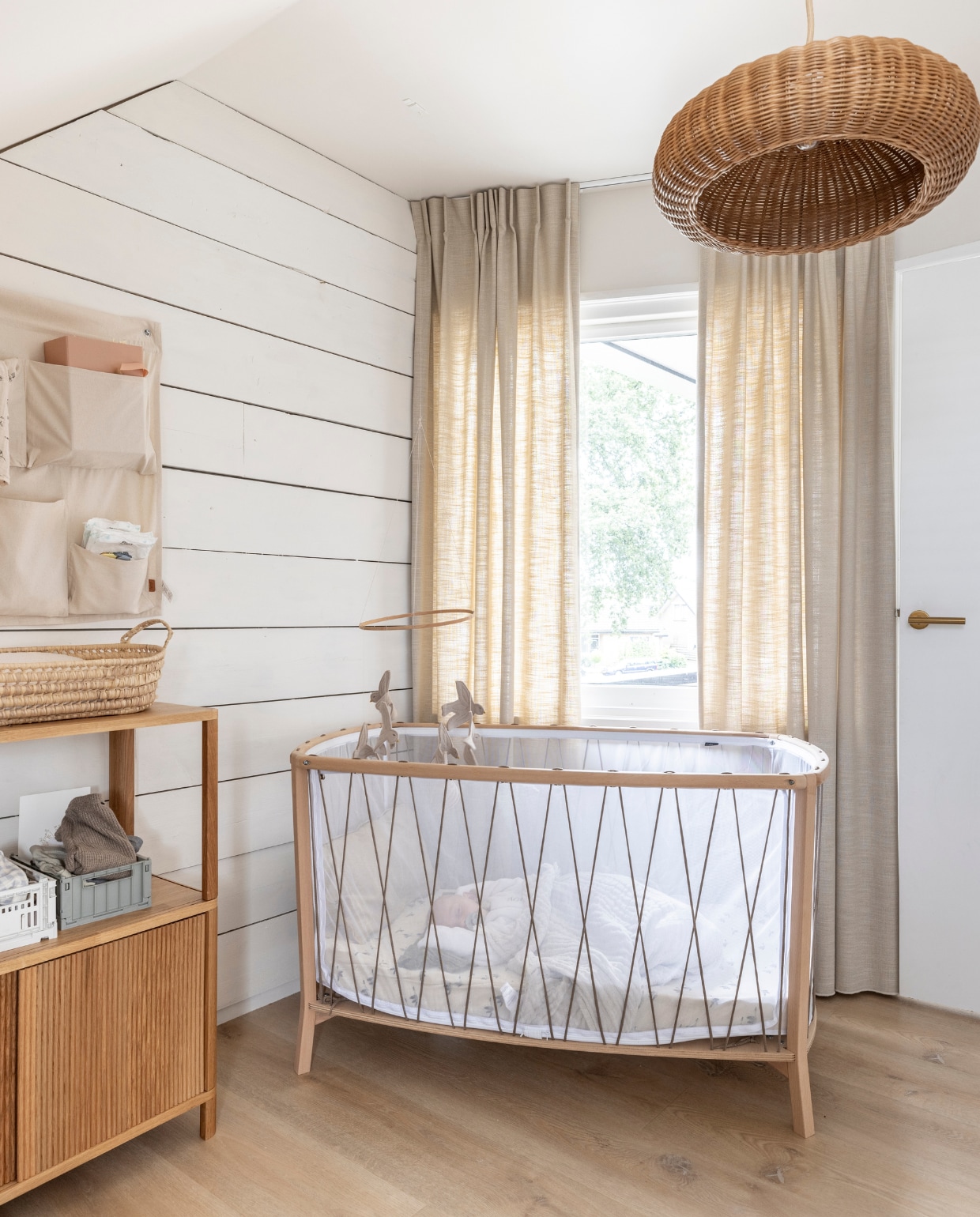 Muurverf Linen Wash van Little Greene, pvc-vloer Therdex, gordijnen Topjaloezieën, ledikant Charlie Crane, babymobiel Nanami, hanglamp Ferm Living, vloerkleed Tapis Petit. Overig onbekend. vtwonen 03-2024 | fotografie Margriet Hoekstra