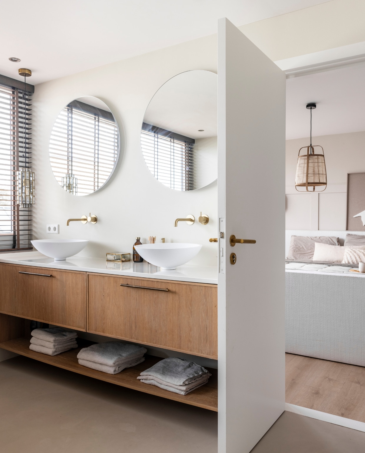 Muurverf badkamer School House White van Farrow &amp; Ball, muurverf slaapkamer Sandy Beach van Flexa. Gietvloer Arturo, pvc-vloer Therdex, jaloezieën Topjaloezieën, wasmeubel Keukenstudio Stormink. Waskommen en spiegels Sanitairwinkel. Kranen Hotbath, deurbeslag Online deurbeslag, handdoeken Cotton Suite, bed Beddenplein, hanglamp KidsDepot, kussens Cloudpillo. Overig onbekend. vtwonen 03-2024 | fotografie Margriet Hoekstra