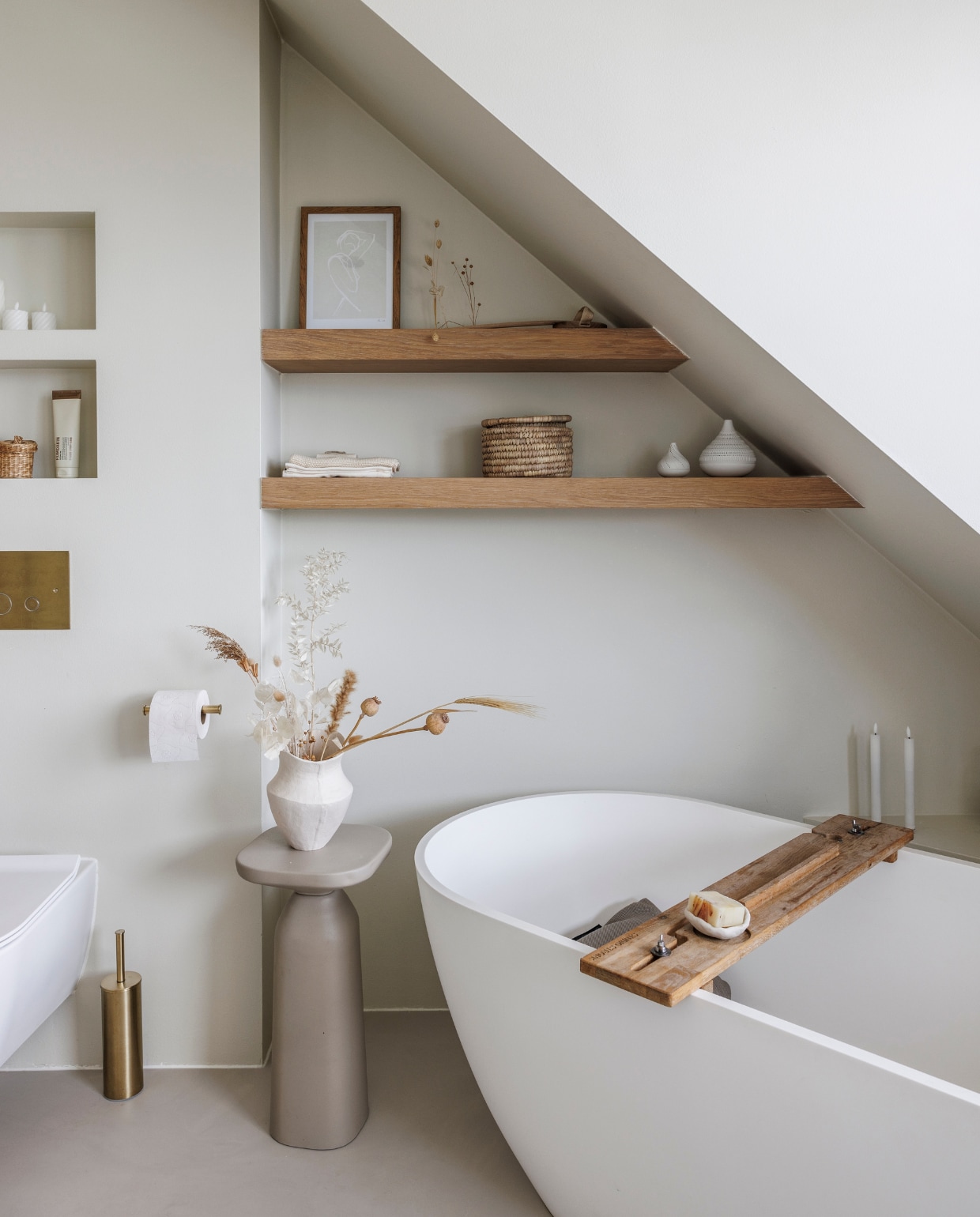Muurverf School House White van Farrow &amp; Ball, gietvloer Arturo, wandplanken op maat gemaakt, badkuip Saniclass Iceland, badplank Studio Stronk, badkussen Badesofa. Toiletrolhouder en toiletborstel Hotbath. Bijzettafel By-Boo, grote vaas Zara Home, kleine vazen Anne-Marie Wonen, ledkaarsen Junofires, lijst Poster Store, mand Loods 5. Overig onbekend. vtwonen 03-2024 | fotografie Margriet Hoekstra