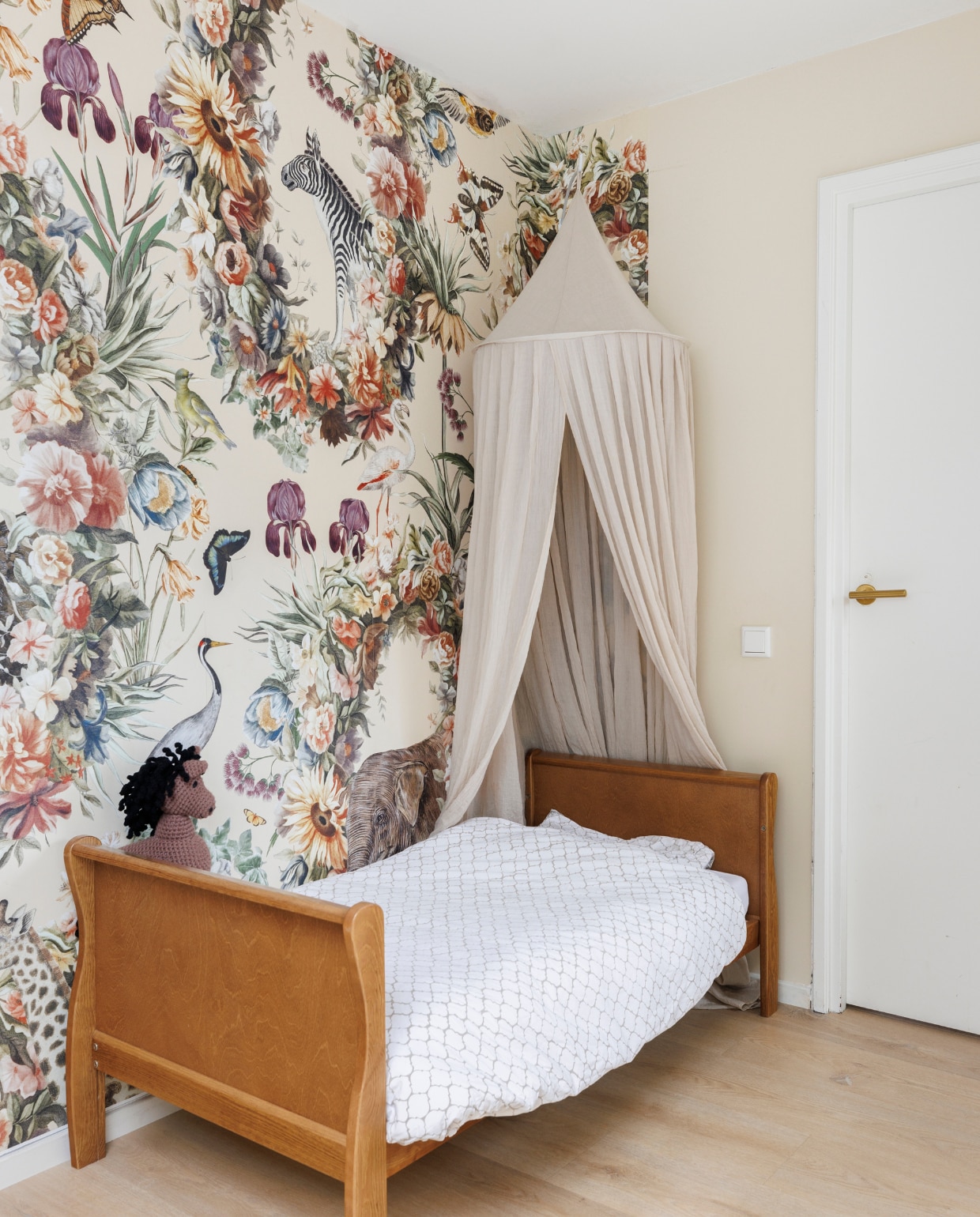 Muurverf Mrs. Wool van Lab Paint, behang Creative Lab Amsterdam, pvc-vloer Therdex, bed Woodies, dekbedovertrek Witlof for kids, klamboe Jollein, handgemaakte knuffel kraamcadeau. vtwonen 03-2024 | fotografie Margriet Hoekstra