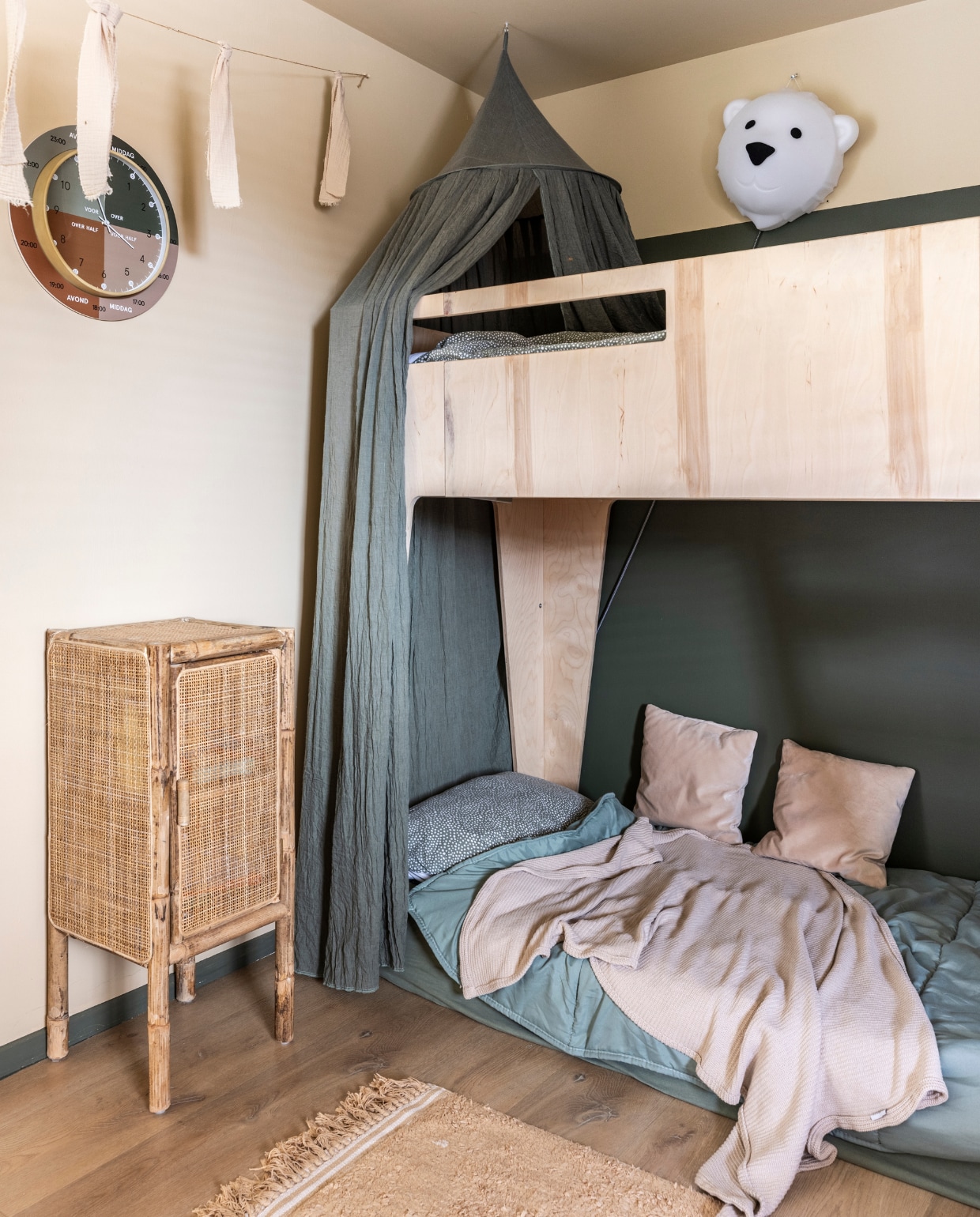 uurverf Forest Bathing en Ginger Shot van Renaulac. Pvc-vloer Therdex, stapelbed Manowoods. Klamboe en dekbedovertrek Meyco. Plaid Heppiejoe, kussens Jotex, kast By-Boo, leerklok Dutch Sprinkles, ijsbeer Flow Amsterdam, vlaggenlijn gekregen. Overig onbekend. vtwonen 03-2024 | fotografie Margriet Hoekstra