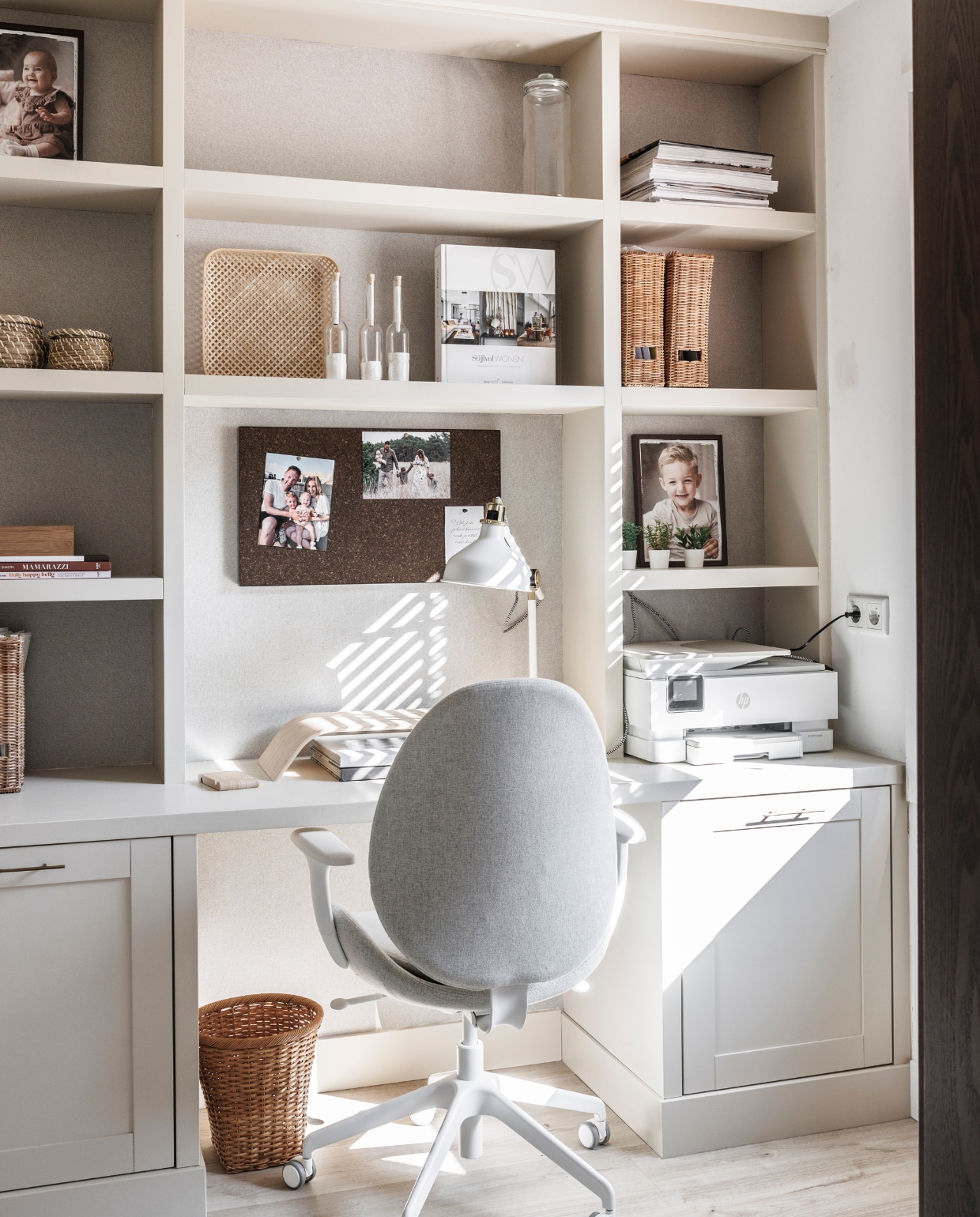 Laminaatvloer, bureaustoel, rieten manden, kaarshouders, lectuurbakken, memobord, bureaulamp, monitorstandaard en prullenmand Ikea. Op maat gemaakte wandkast Be wood interieurbouw, vloerkleed Jotex, behang Fine Linen in Beige van Photowall, walnoten fotolijst More Than Canvas. Overig onbekend. vtwonen 03-2024 | fotografie Margriet Hoekstra