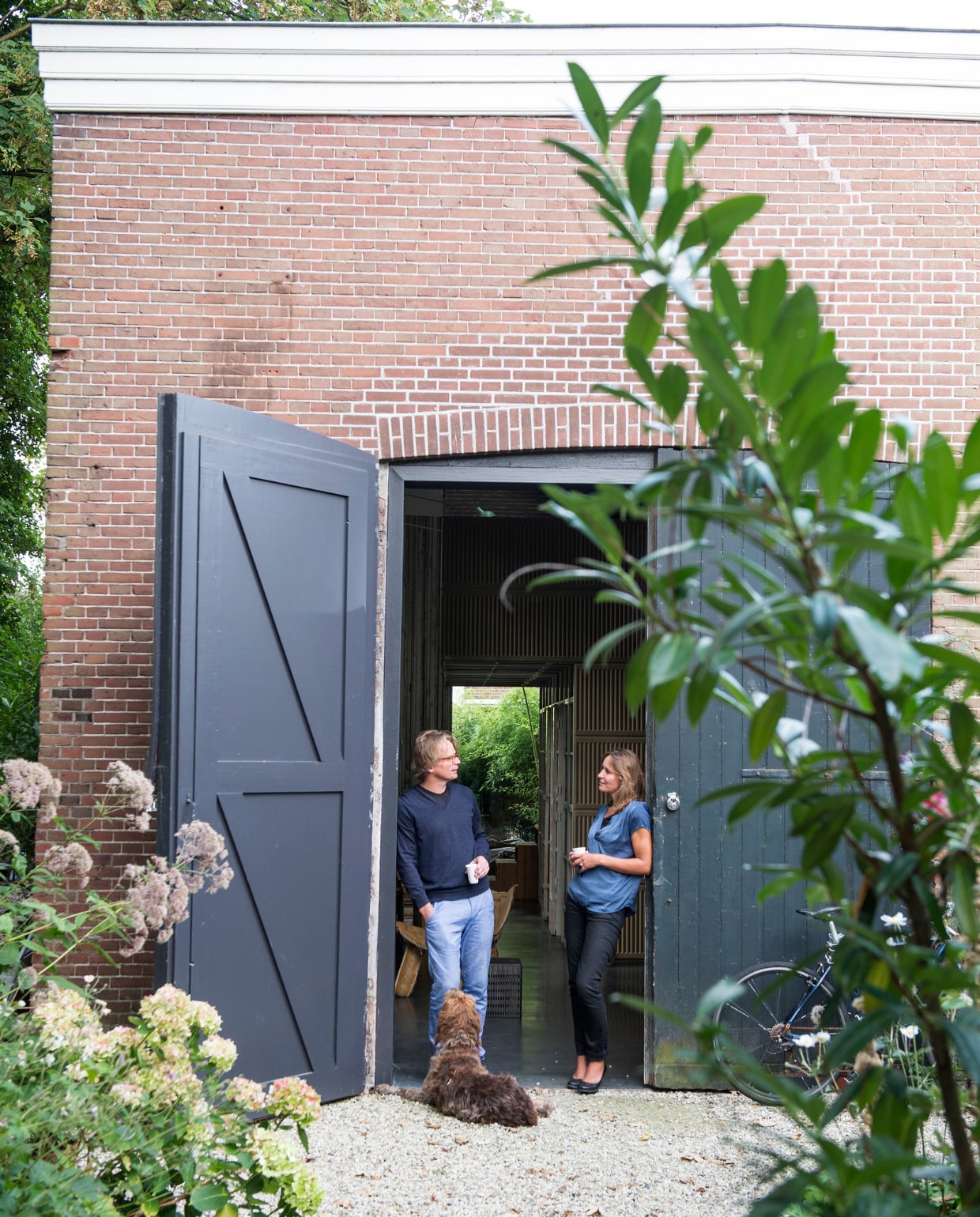 Rolf, Yffi en de hond in de ingang van het voormalige koetshuis. vtwonen 03-2017 | styling Inge van Lieshout | fotografie Louis Lemaire/Insidehomepage