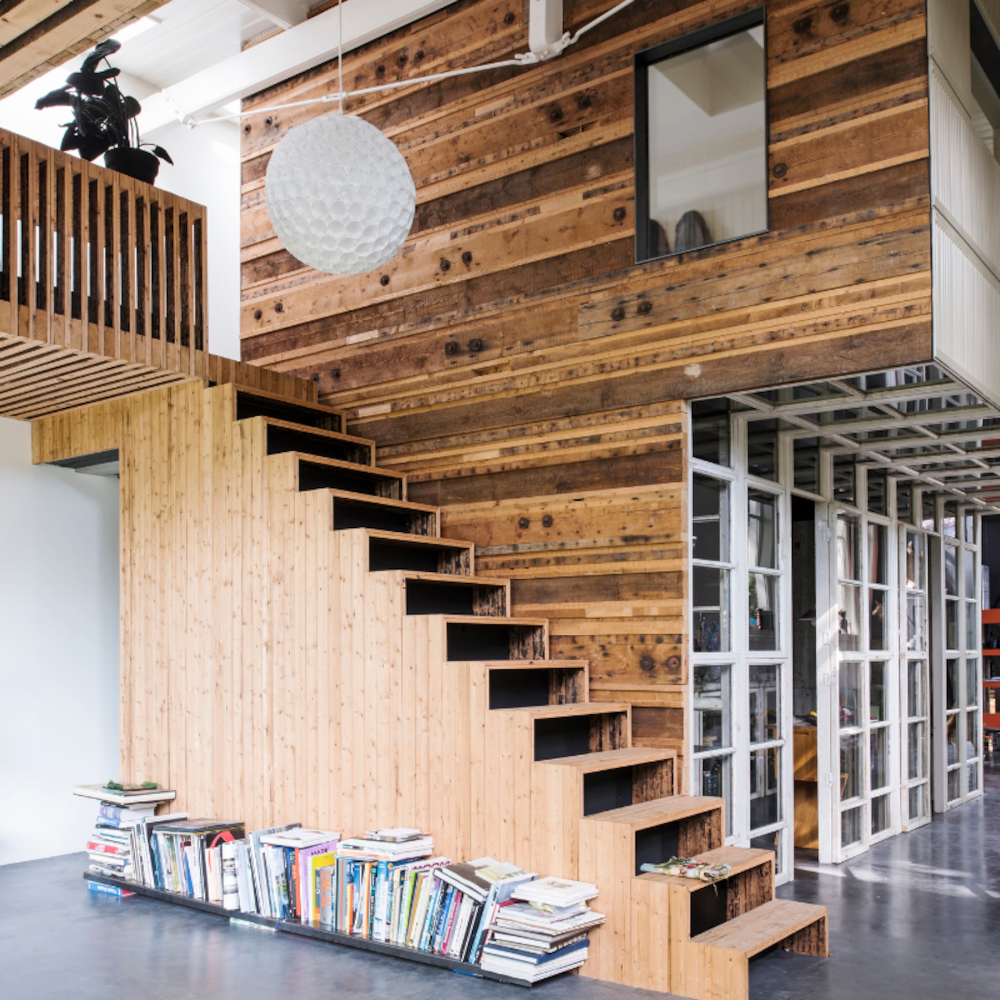 kijk binnen in dit utrechtse koetshuis dat vrijwel zonder nieuwe bouwmaterialen is verbouwd