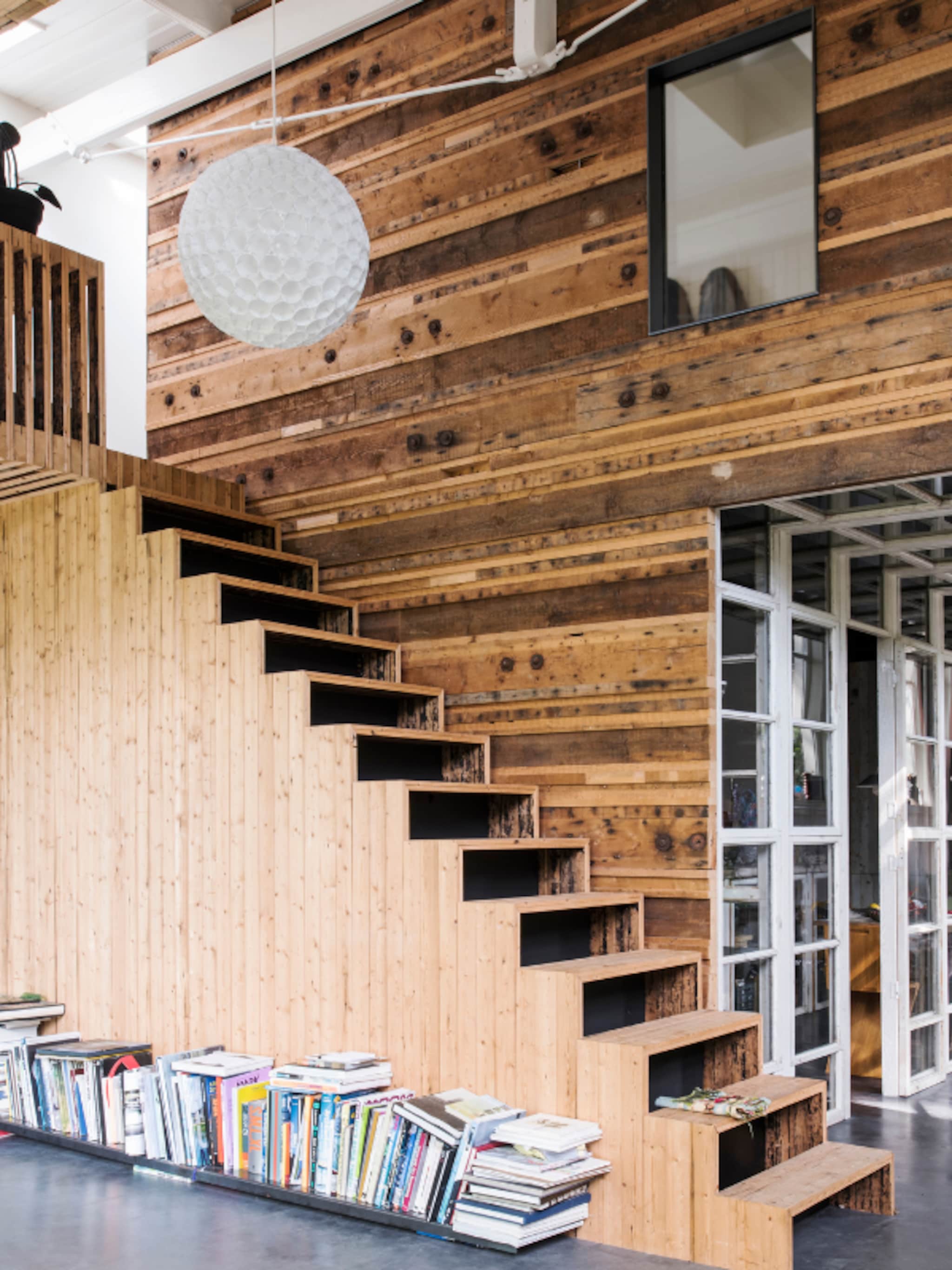 kijk binnen in dit utrechtse koetshuis dat vrijwel zonder nieuwe bouwmaterialen is verbouwd