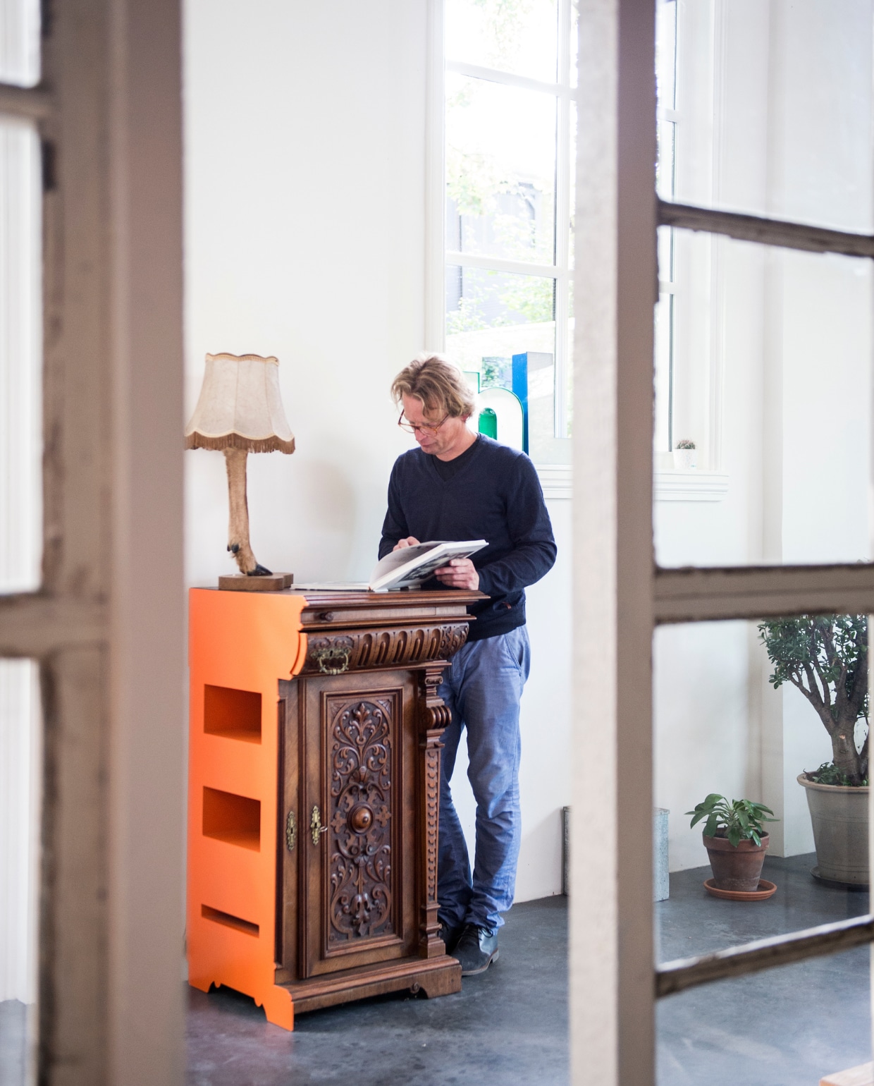 Rolf achter een van zijn Cut Cabinets. Lamp van de Franse brocantemarkt. vtwonen 03-2017 | styling Inge van Lieshout | fotografie Louis Lemaire/Insidehomepage