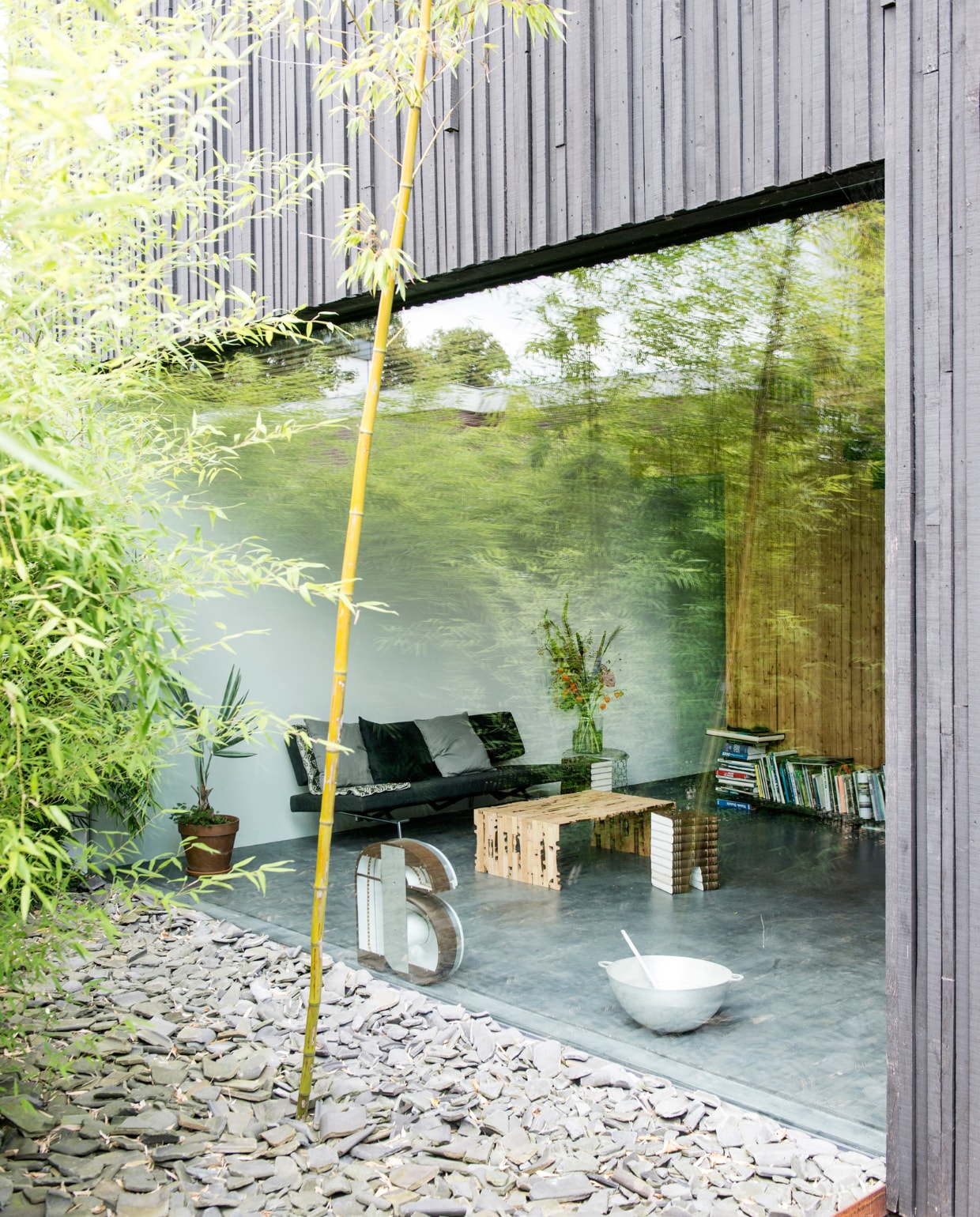 De enige aanpassing aan het casco was de plaatsing van een grote raam aan de achterkant van het huis. De kast naast het raam is door Niek Wagemans gemaakt van oude raamkozijnen uit de barak. The Bottle lamp van Tejo Remy voor Droog Design. De zilveren schalen op de grond komen uit Senegal, India en Tanzania. In de vensterbank staat een Delfts blauwe vaas en een kopie daarvan geprint in zand door Rolf. vtwonen 03-2017 | styling Inge van Lieshout | fotografie Louis Lemaire/Insidehomepage