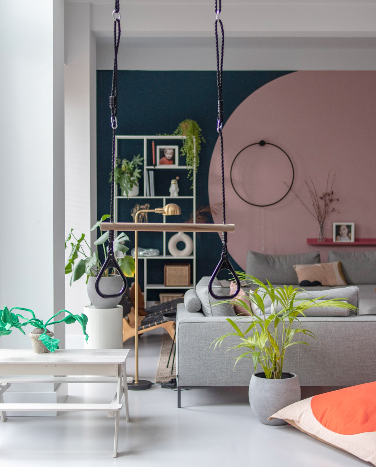 Muurverf Haags blauw van Gamma, roze muurverf onbekend, bank Design on Stock, fauteuils via Ibiza Outdoor, picknicktafel Frank, wandkast VM-Design, grondkussen Fatboy, ringen De Bruine Speeltoestellen, vloerlamp Karwei, bloempotten Intratuin, wandcirkel Trendhopper, leeggelopen discobal zelfgemaakt. Overig onbekend. vtwonen 11-2022 | productie CocoFeatures | fotografie Anne de Haan
