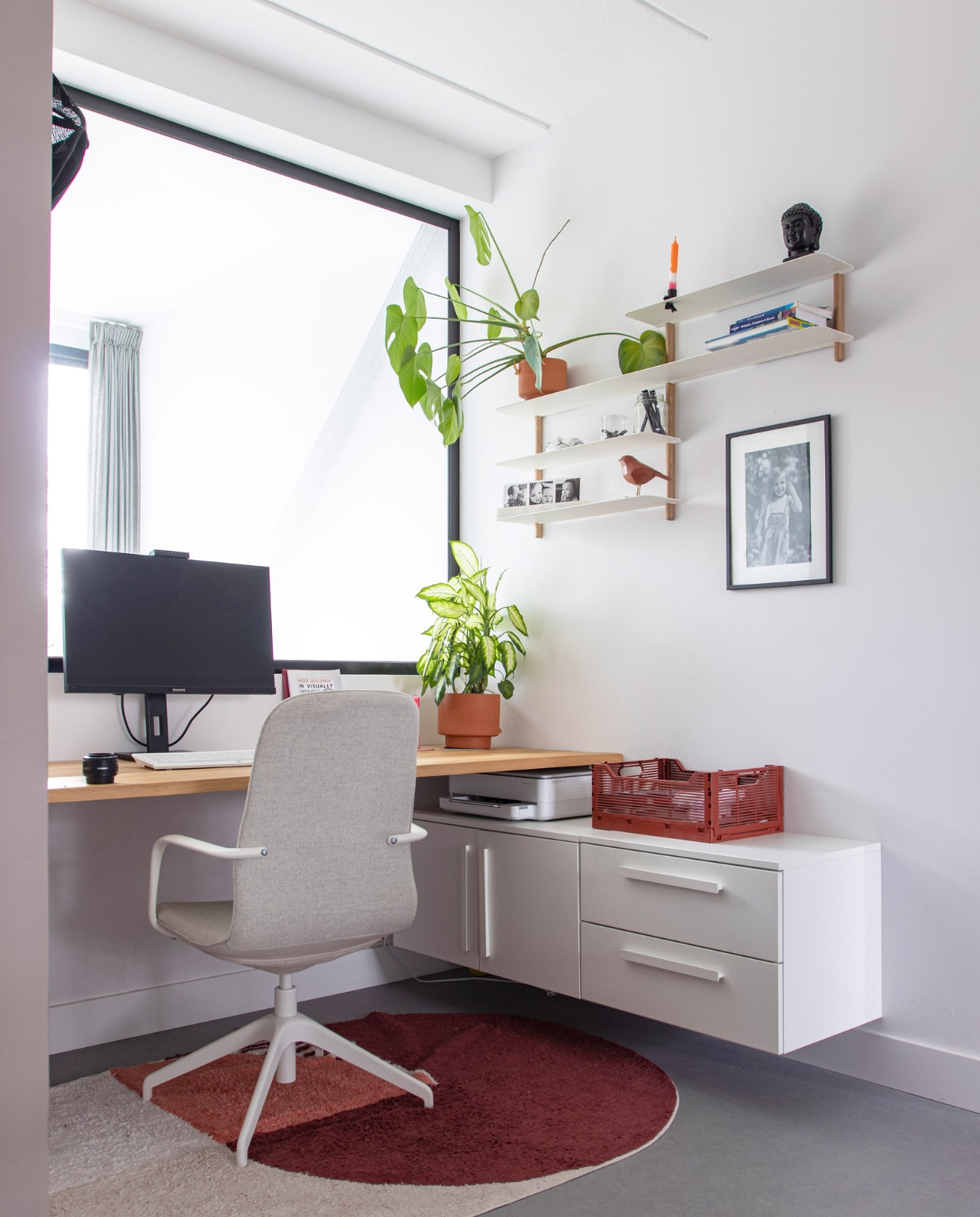 Ladekast en bureaustoel Ikea, wandplanken Nordic Nest, vogel Kwantum, krat Hema, boeddha souvenir uit Thailand. Overig onbekend. vtwonen 11-2022 | productie CocoFeatures | fotografie Anne de Haan