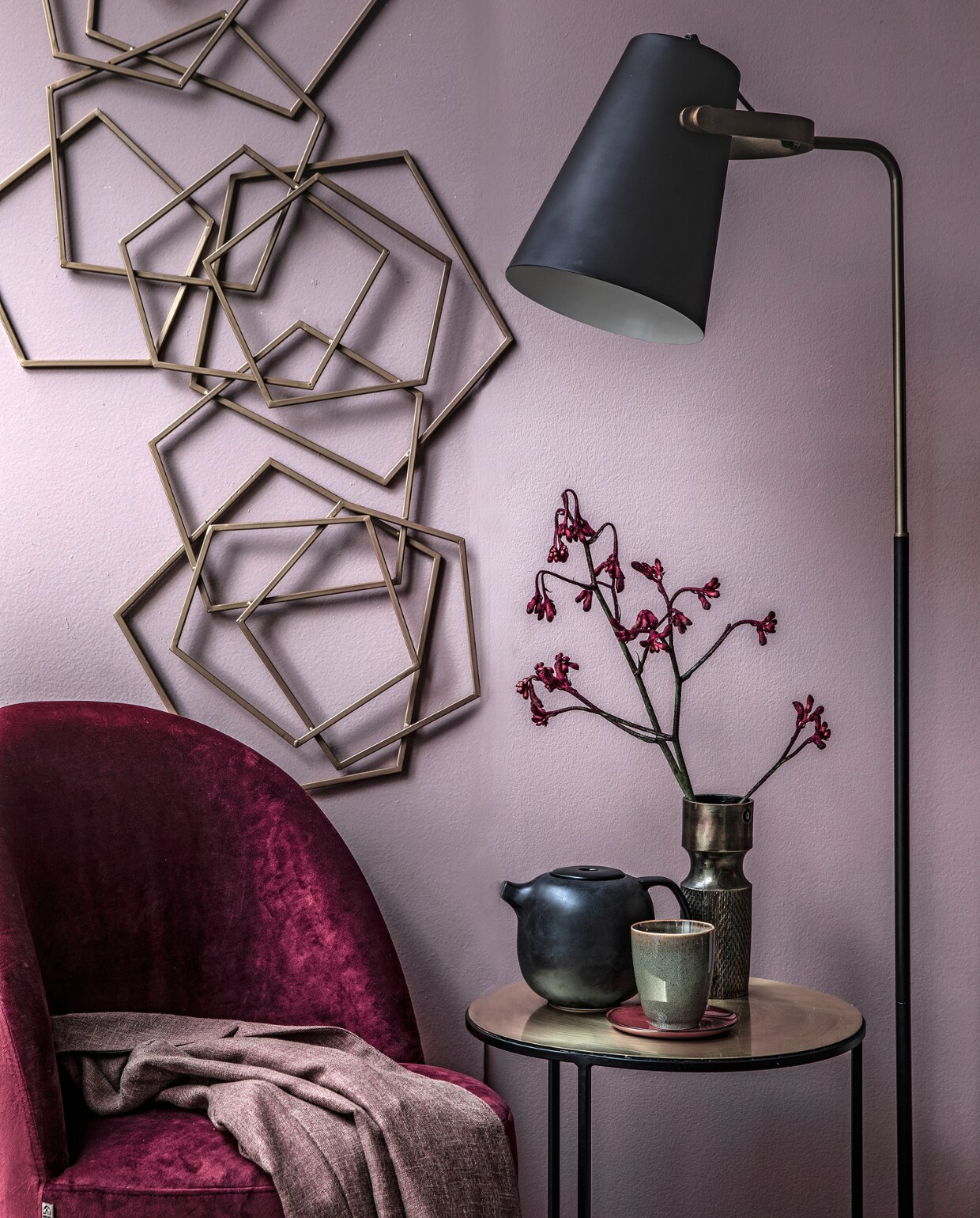 Muurverf in de kleur Sulking Room Pink per 2,5 liter € 87,- (farrow-ball.com). Wandornament Hale € 79,- (sofacompany.com). Bijzettafel Corinthia brons van Lifestyle, 40x55 cm € 239,-, donkerrode velours fauteuil Barbara van Dutchbone € 149,50, zwarte theepot Nordic Kitchen van Eva Solo € 44,95, vaasje Cast van House Doctor € 35,99, donkerrood bord Rust van Serax € 7,65, vloerlamp van Madam Stoltz, hoogte 160 cm € 249,99 (vtwonen.nl). Mok Glaze € 3,50 (kwantum.nl). Oudroze colbert privébezit. vtwonen 02-2019 | Styling Moniek Visser | Fotografie Peggy Janssen