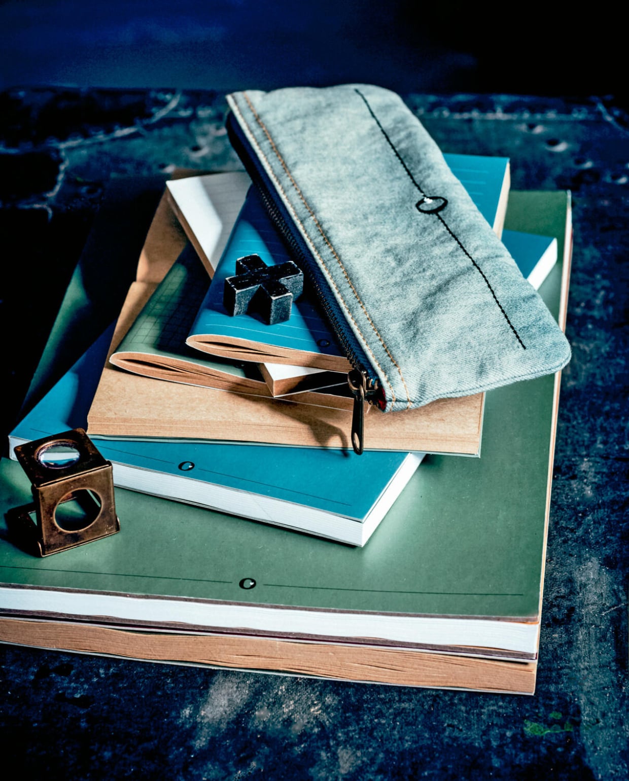 Van boven naar beneden: platte etui mini 22x7,8 cm, zwarte houten magneten Kruis, set van 6, notebook A6 blauw, notebook A6 wit met tekst ‘Write’ of ‘Sketch’, notebook A6 groen met strepen, noteboek A6 Kraft, notebook A5 blauw, notebook A4 groen, notebook A4 Kraft.  vtwonen 09-2016 | Styling Kim van Rossenberg