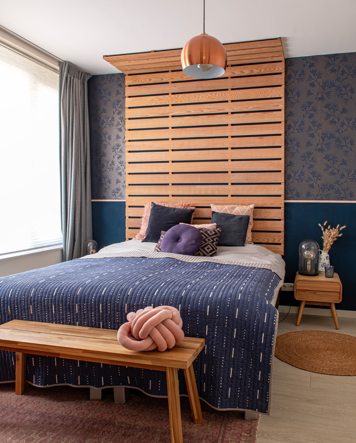 Bank Ikea, knoopkussen Intratuin, sprei Made, headboard zelfgemaakt, behang Eijffinger, nachtkastje Made, hanglamp Zuiver. Overig onbekend. vtwonen 01-2024 | fotografie Caroline Coehorst