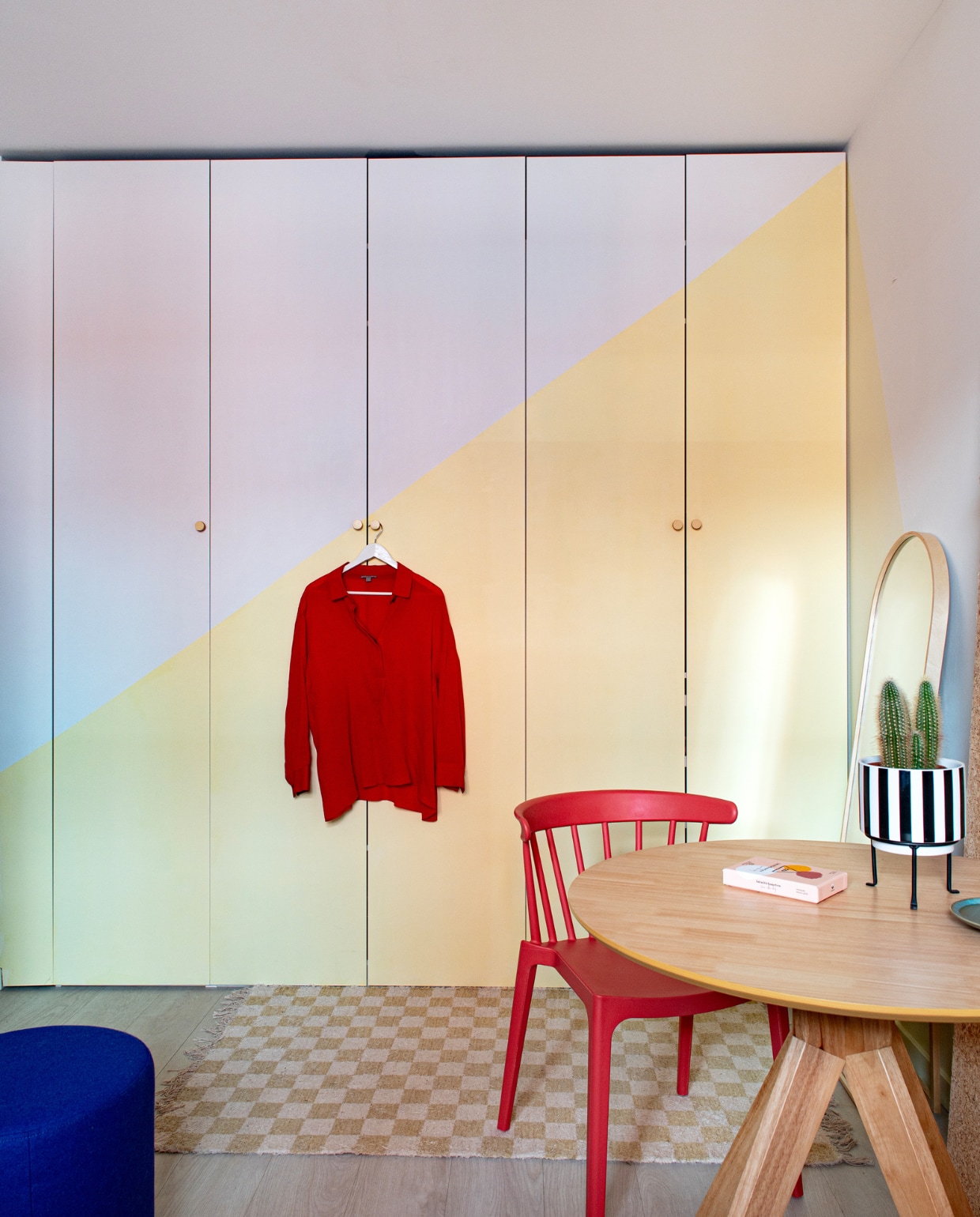 Kledingkast Pax van Ikea met deuren van Zagenzagen. Vloerkleed Zara Home, tafel Sklum, stoel Woood. Overig onbekend. vtwonen 01-2024 | fotografie Caroline Coehorst