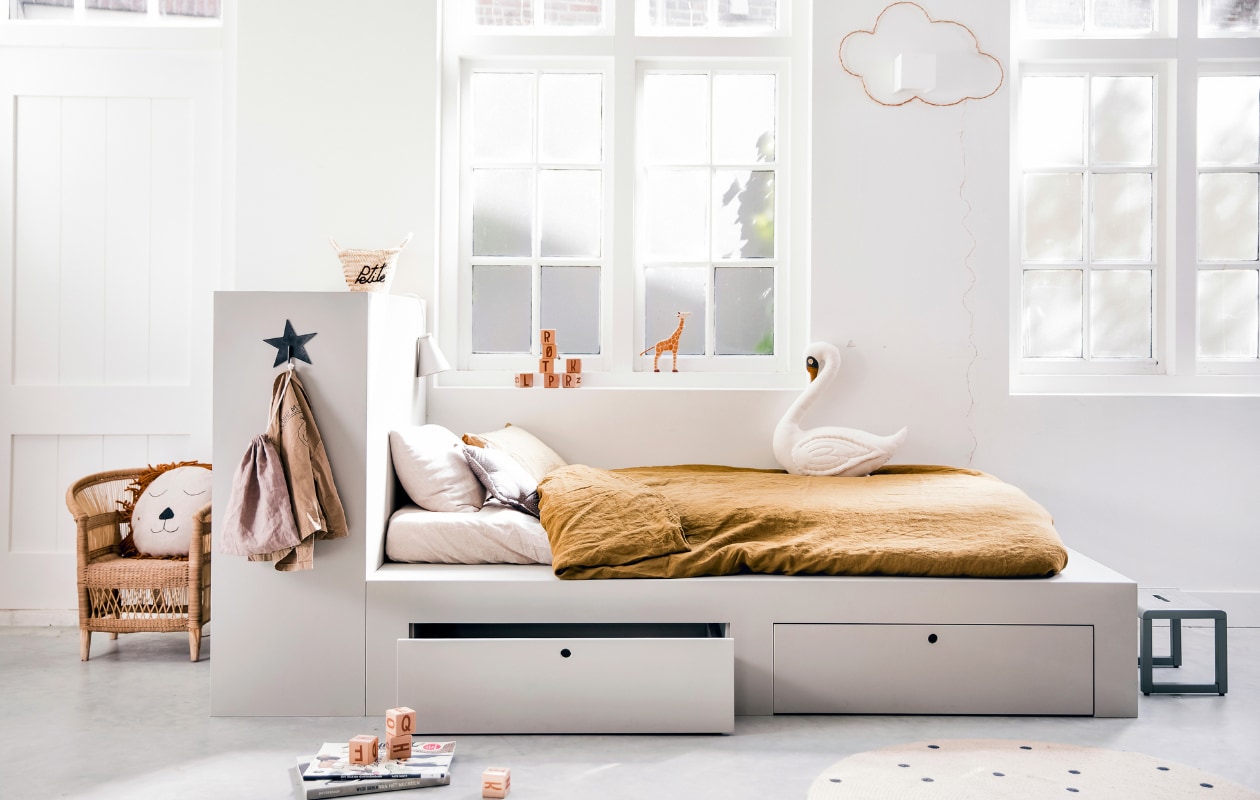 Bed (DIY L vtwonen 09-2019) Rotan en bamboe kinderstoel Malawi, metalen hanger Ruby Star, handgemaakt mandje met tekst petite, kussen zwaan Vicky van No74, lamp wolk van Zoé Rumeau, linnen hoeslaken natural, linnen kussensloop natural, linnen kussensloop kleur Honey van Linge Particulier, linnen dekbedovertrek kleur Moutarde (archive-store.nl). Kussen Leeuw van Ferm Living, hanglamp kleur Ash van Menu, houten stapelblokken van Sebra, jute vloerkleed van Ferm Living, grijs krukje Little Architect van Ferm Living, grijze draadmand, lamp vlieger van Roommate (vtwonen.nl). Houten giraf van Holztiger (hethoutenpoppenhuis.nl). Overig privébezit. vtwonen 09-2019 | productie &amp; styling Kim van Rossenberg | uitvoering Richard van Meerveld | fotografie Ernie Enkelaar