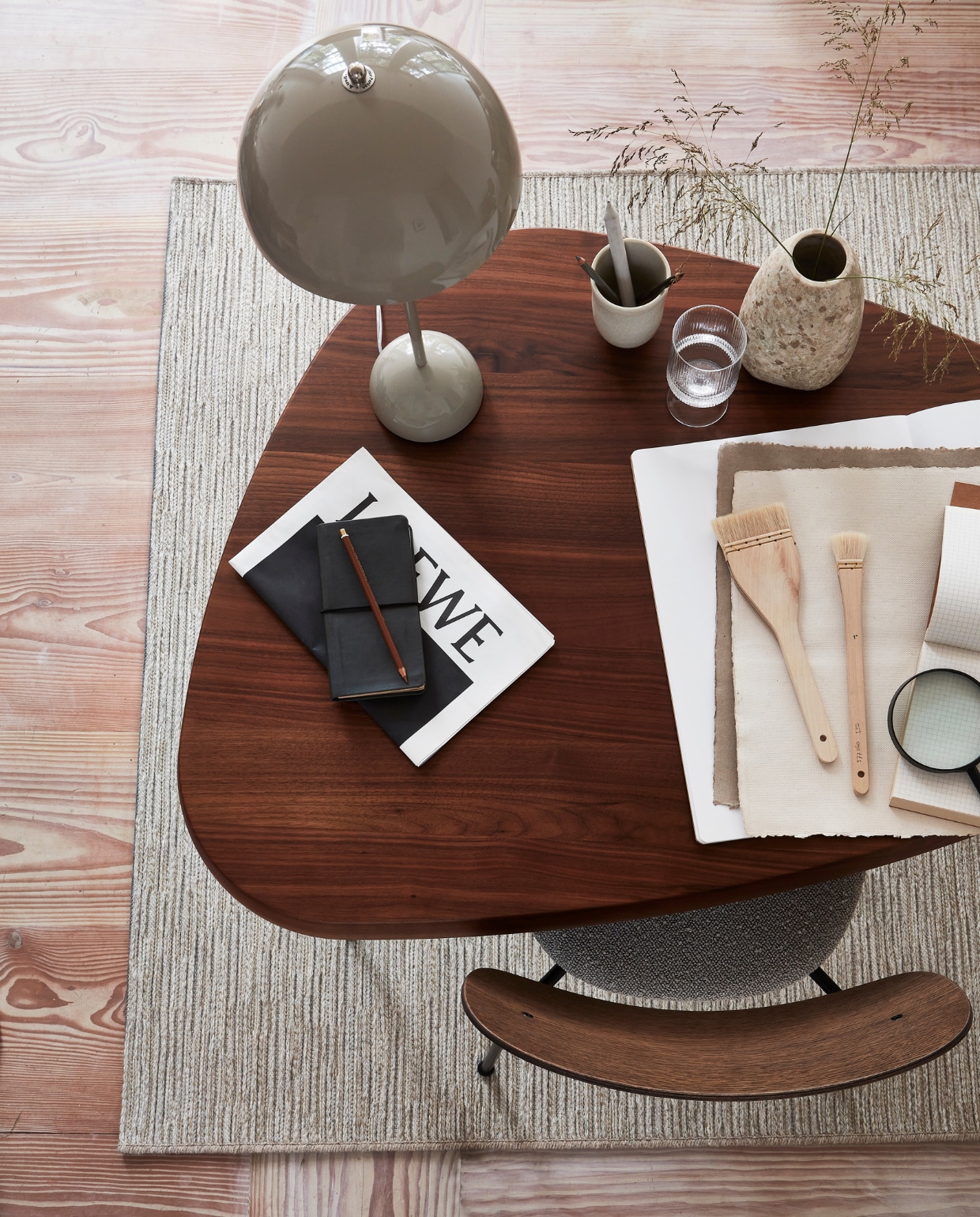 vtwonen collectie (wollen karpet Nature cord ecru melé) M.m.v. vantil.nl (bureau, lamp), designtales.nl (stoel), zarahome.com (stenen vaas), letoile.store (mok, glas). Overig privébezit. vtwonen 10-2021 | productie Tanja Saarberg | styling Danielle Verheul | fotografie Sigurd Kranendonk