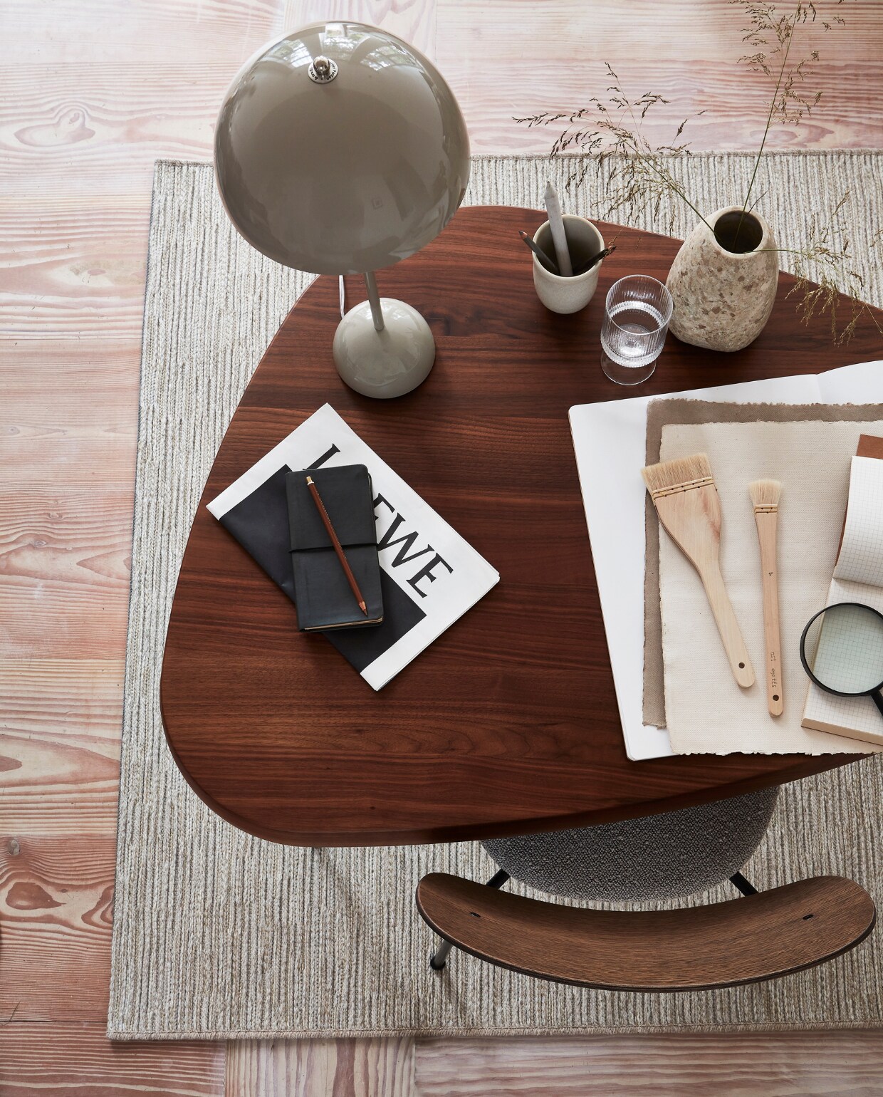 vtwonen collectie (wollen karpet Nature cord ecru melé) M.m.v. vantil.nl (bureau, lamp), designtales.nl (stoel), zarahome.com (stenen vaas), letoile.store (mok, glas). Overig privébezit. vtwonen 10-2021 | productie Tanja Saarberg | styling Danielle Verheul | fotografie Sigurd Kranendonk