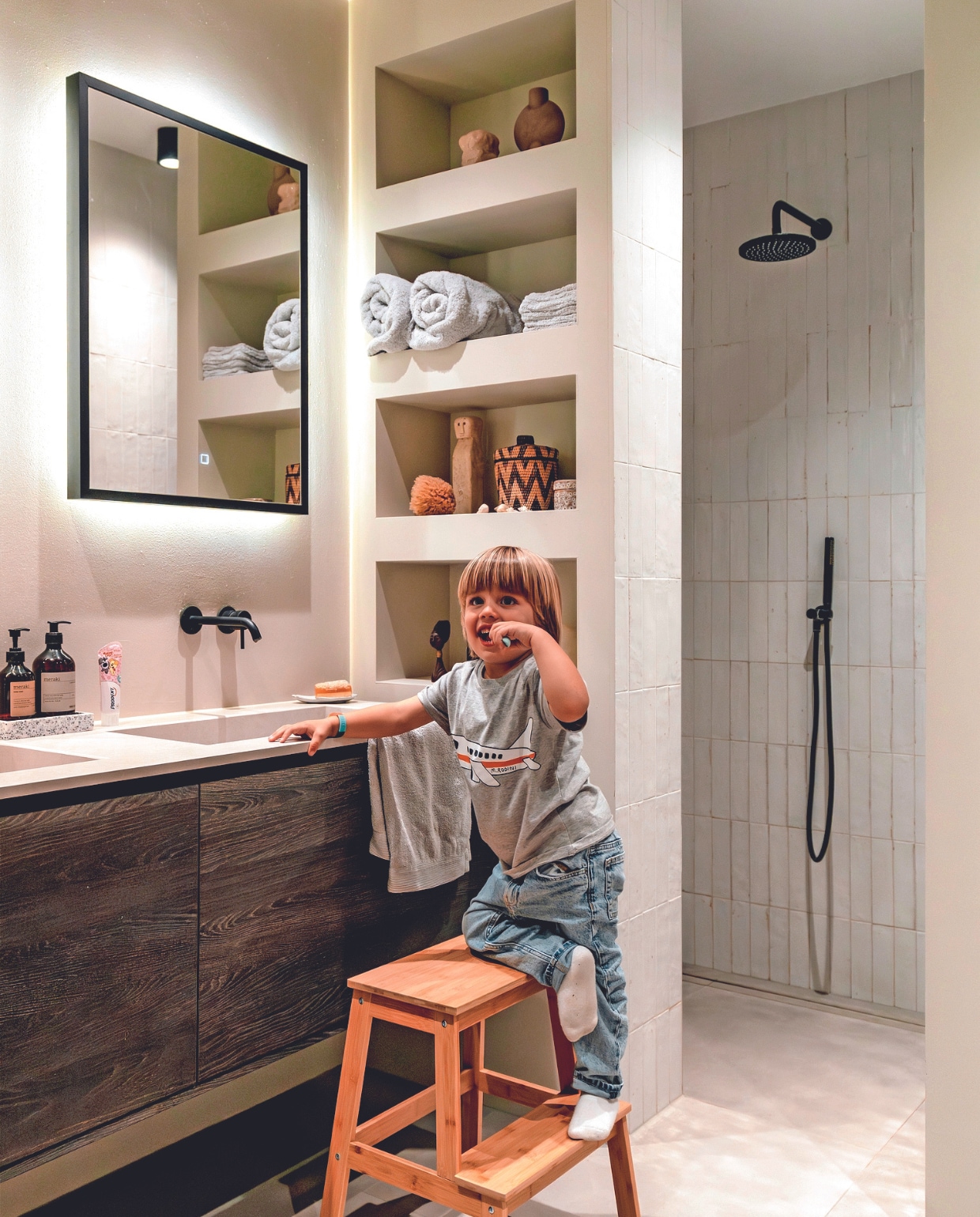 Muurkleur Shaded White van Lab Paint. Vloertegel Powder Smoke en wandtegel Lume White van Marazzi. Badkamermeubel, kranen en douche Tortu World. Spots Rietveld Licht, spiegel Sanidirect, zeeppomp Meraki, schaal Dille &amp; Kamille. In kast: mand Casa Gitane, vaas 101 Copenhagen, handdoeken de Bijenkorf, spons Natuurspons, sculptuur uit Bali, trap Ikea. Overig onbekend. vtwonen 02-2024 | fotografie Myrthe Slootjes