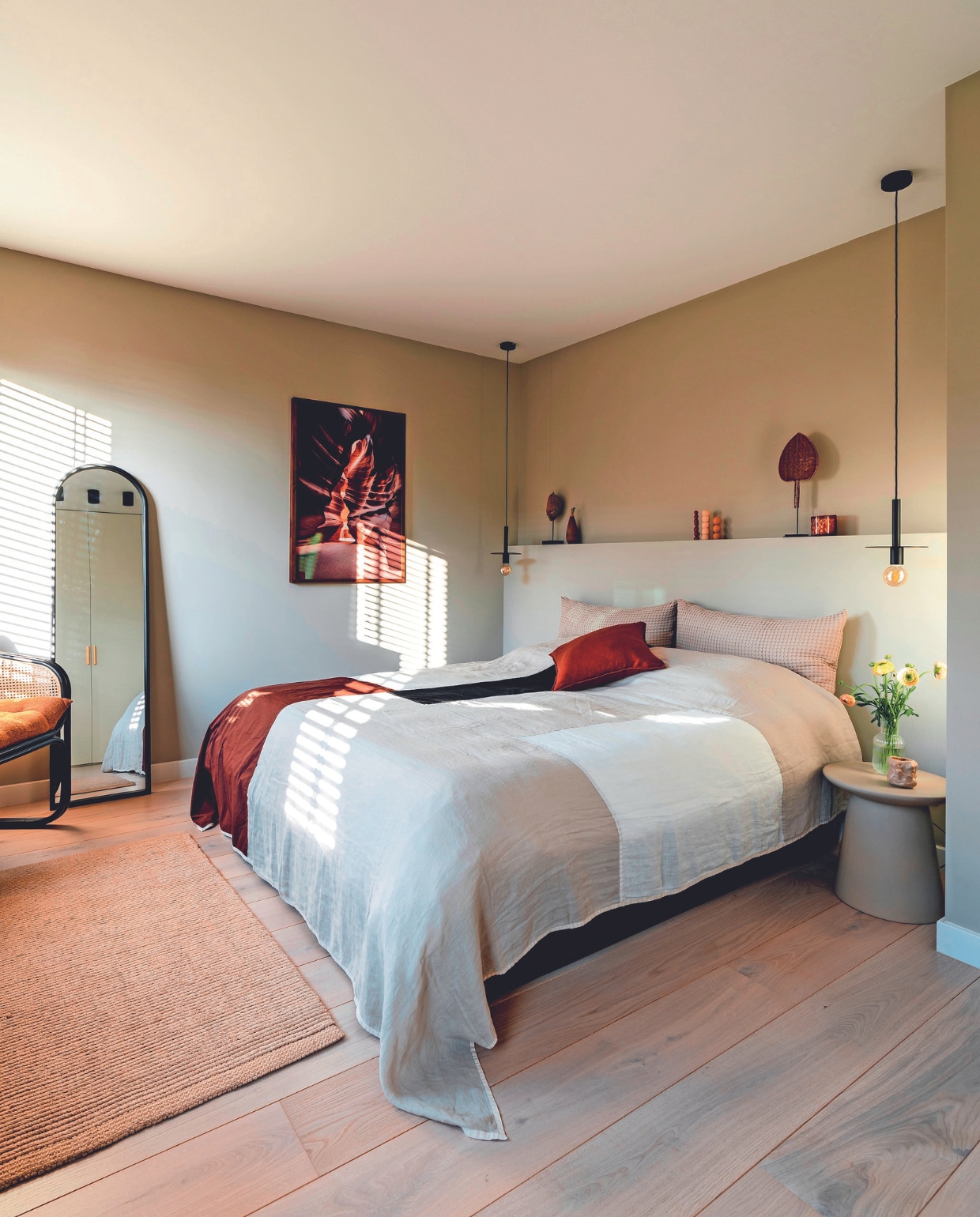 Muurkleur Shaded White van Lab Paint. Vloertegel Powder Smoke en wandtegel Lume White van Marazzi. Badkamermeubel, kranen en douche Tortu World. Spots Rietveld Licht, spiegel Sanidirect, zeeppomp Meraki, schaal Dille &amp; Kamille. In kast: mand Casa Gitane, vaas 101 Copenhagen, handdoeken de Bijenkorf, spons Natuurspons, sculptuur uit Bali, trap Ikea. Overig onbekend. vtwonen 02-2024 | fotografie Myrthe Slootjes
